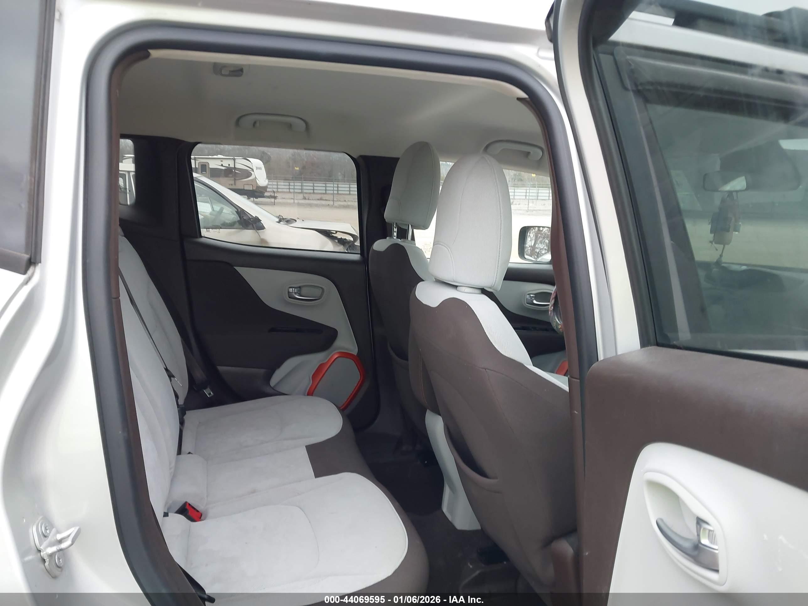 JEEP RENEGADE image 8
