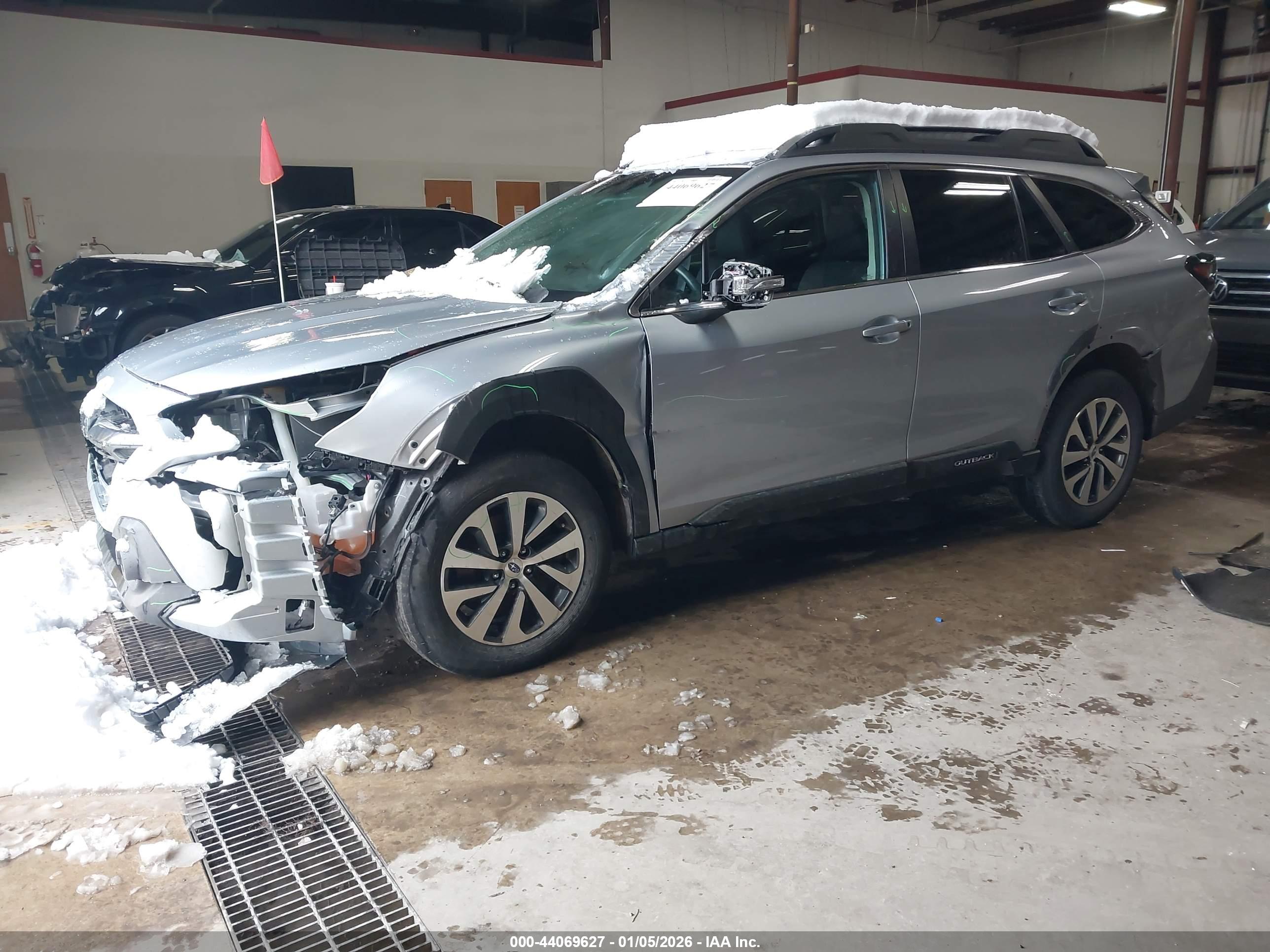 SUBARU OUTBACK image 2