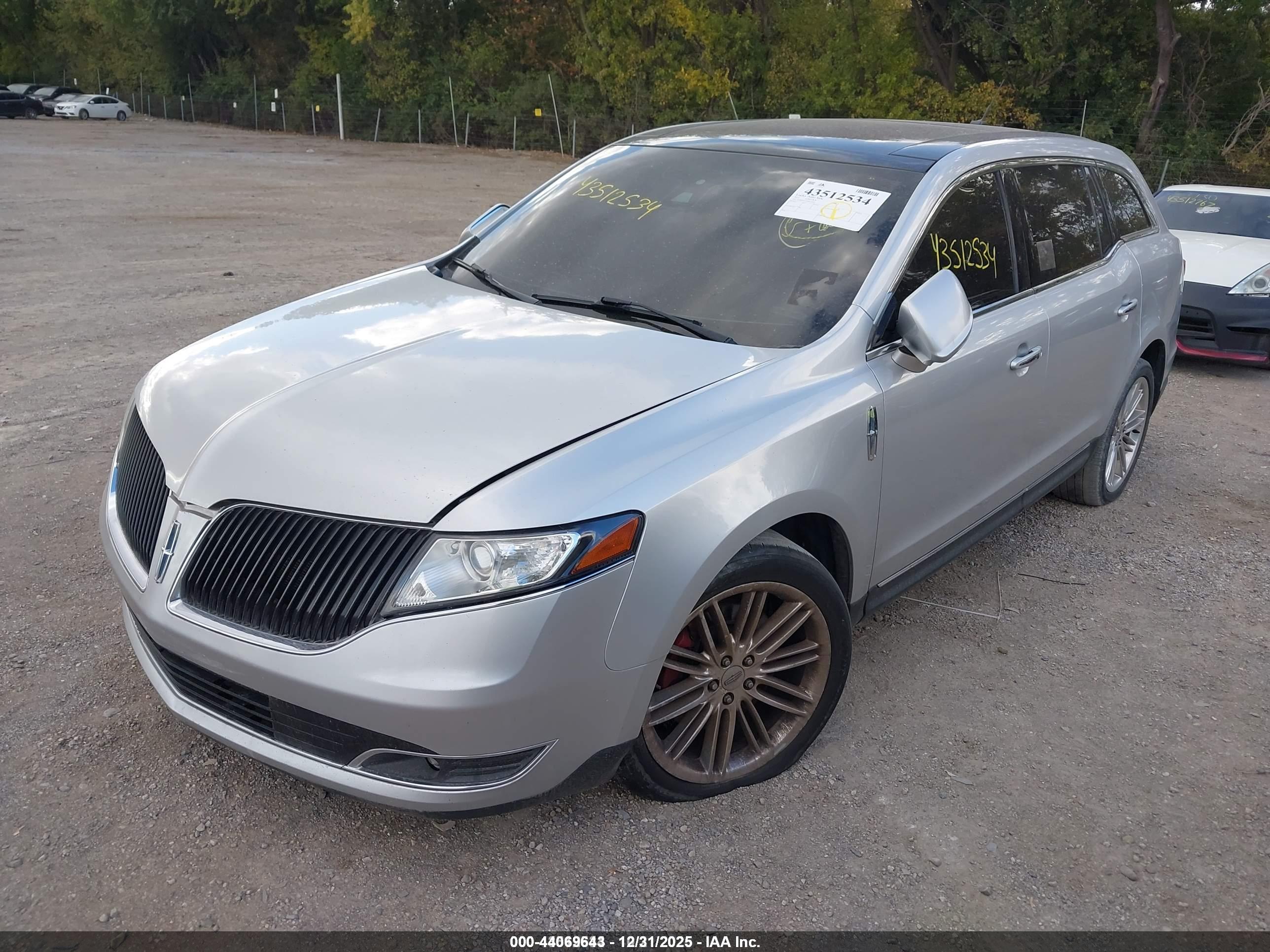 LINCOLN MKT image 2