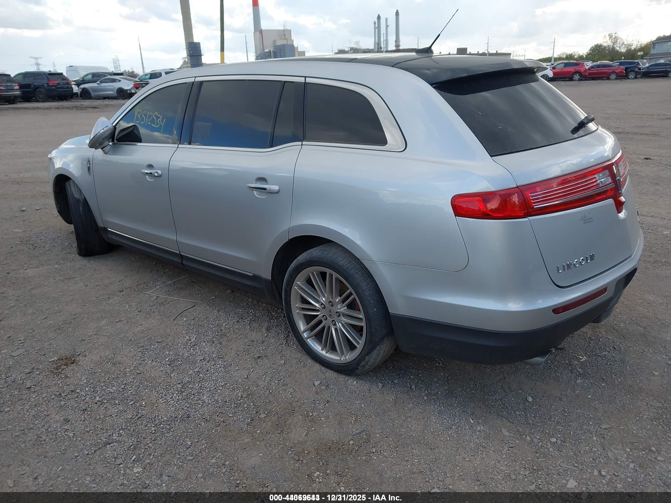 LINCOLN MKT image 3