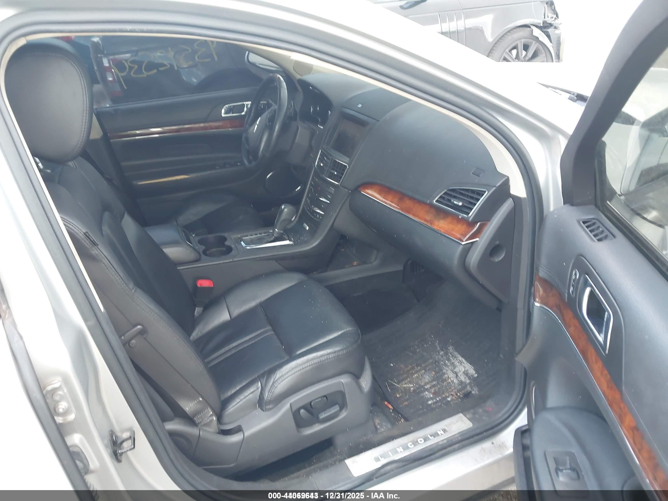 LINCOLN MKT image 5