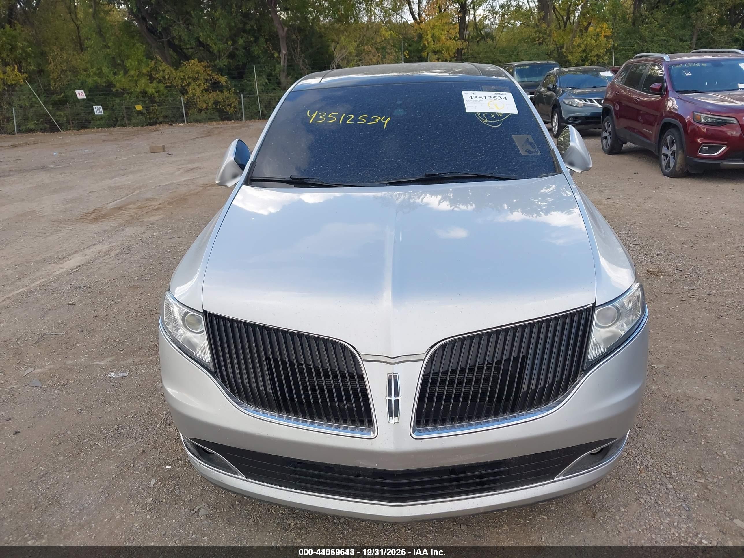 LINCOLN MKT image 6