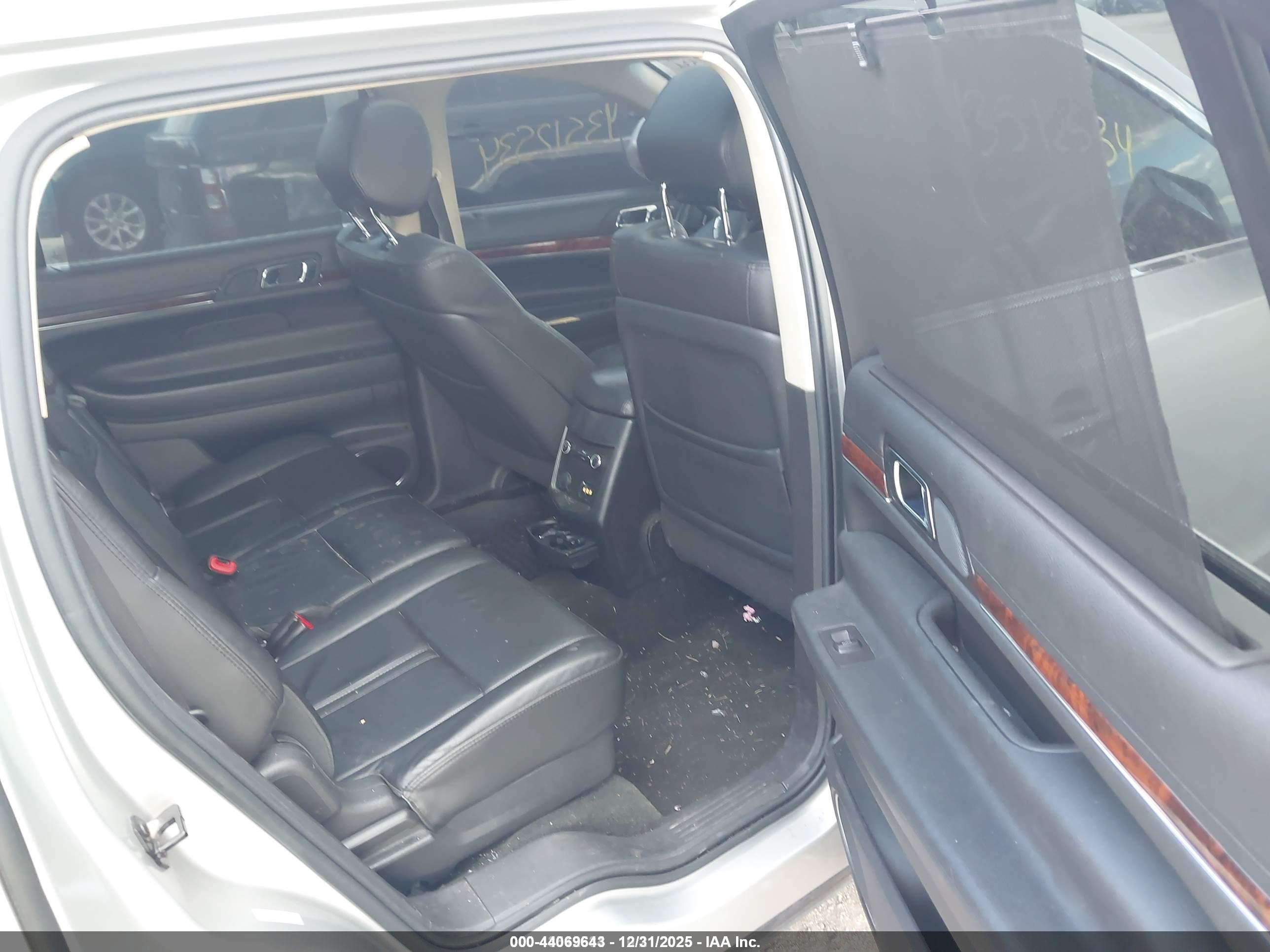 LINCOLN MKT image 8