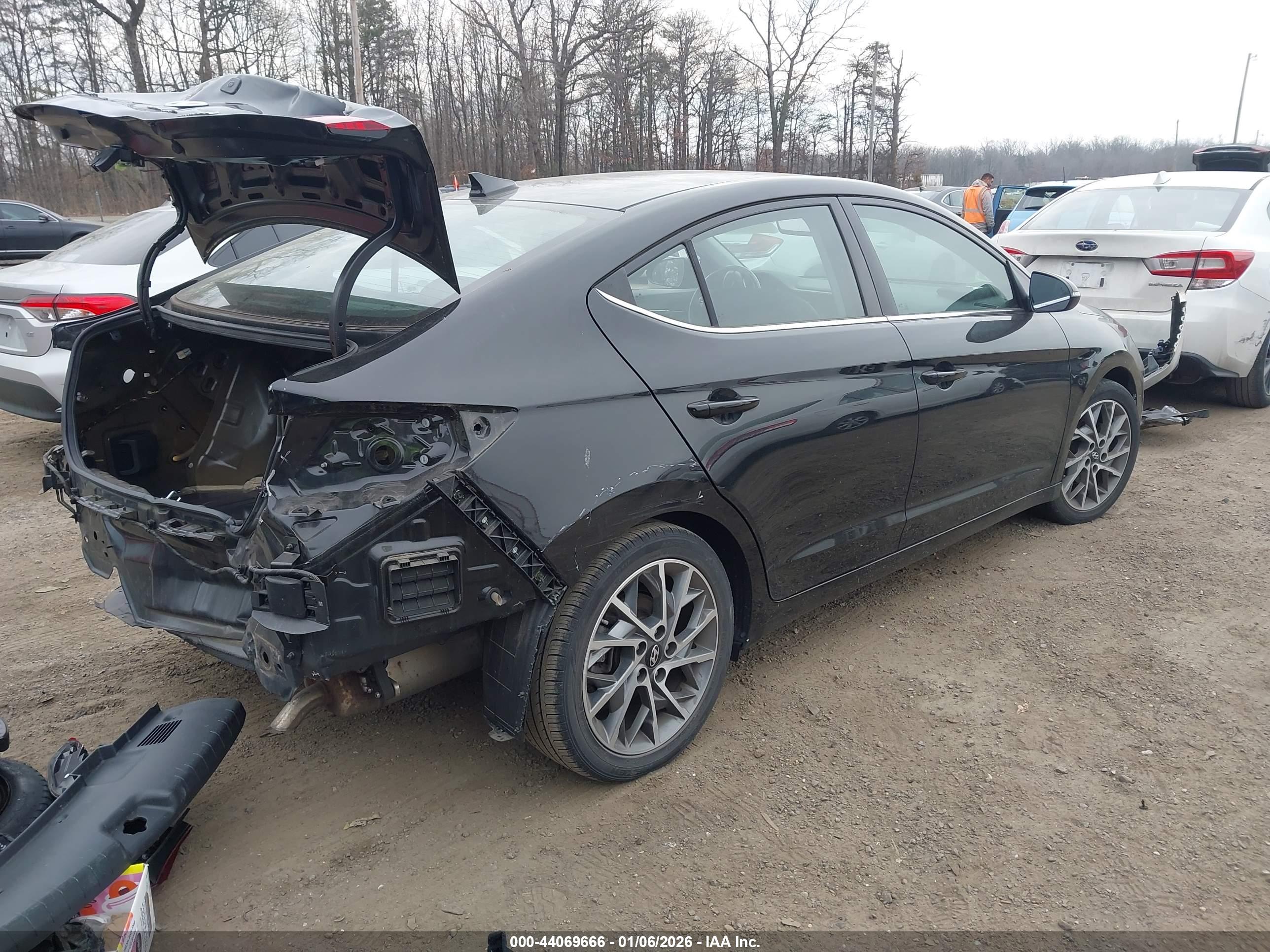 HYUNDAI ELANTRA image 4