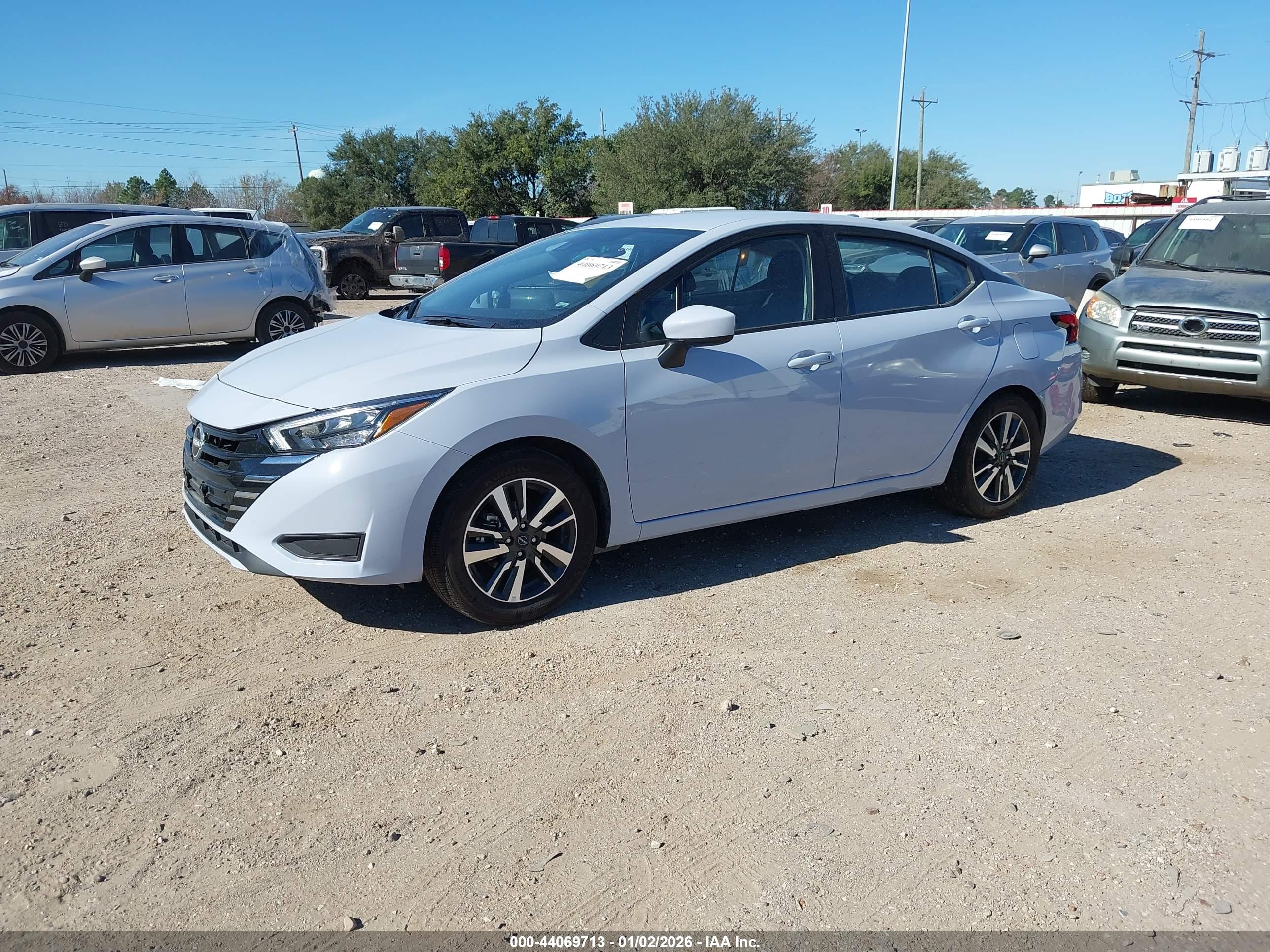 NISSAN VERSA image 2