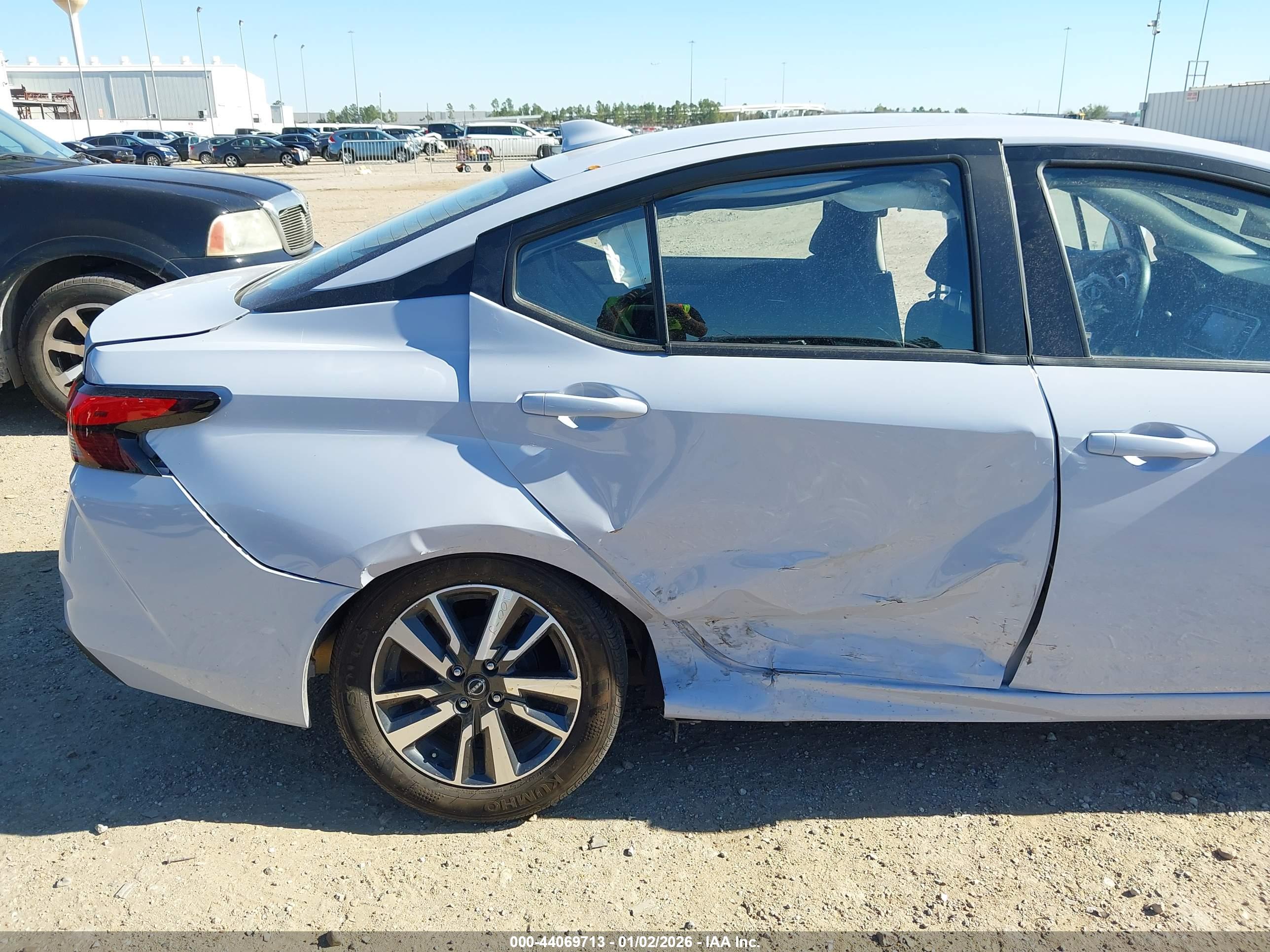 NISSAN VERSA image 6