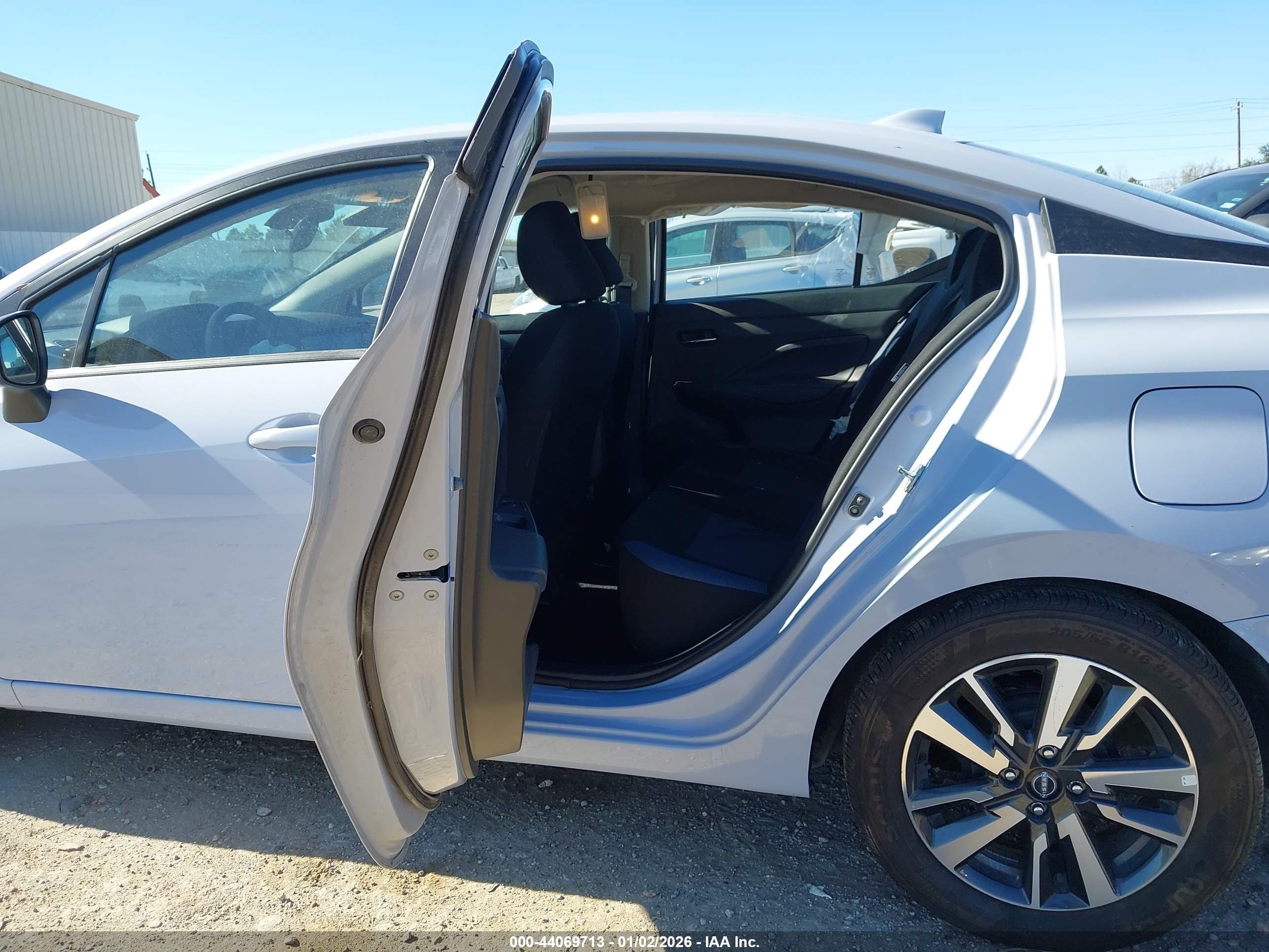 NISSAN VERSA image 8