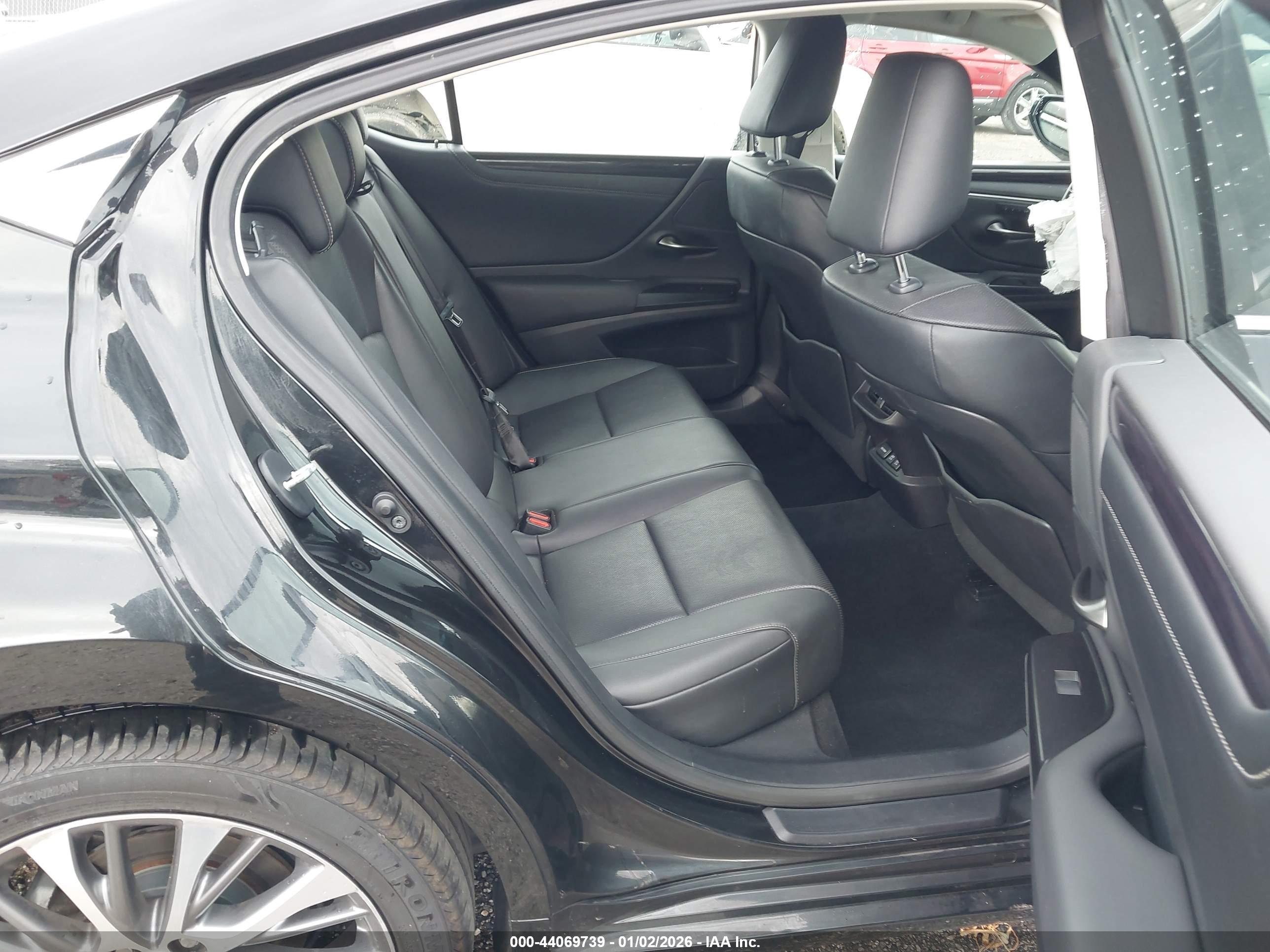 LEXUS ES image 8