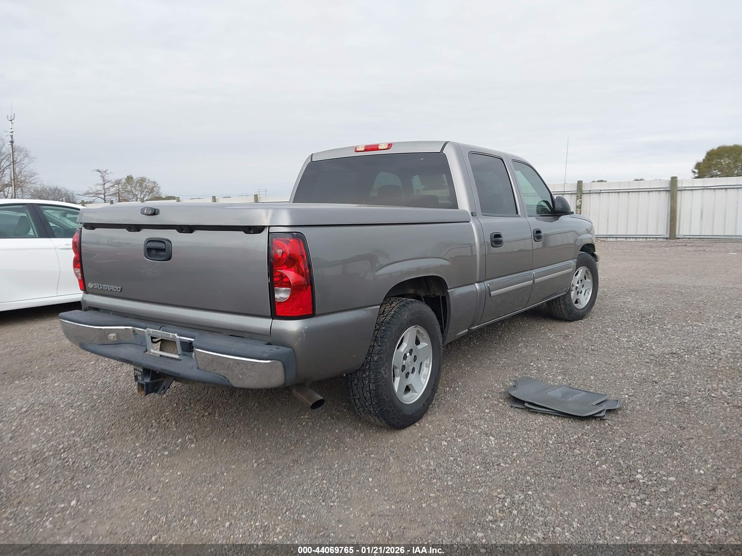 CHEVROLET SILVERADO image 4