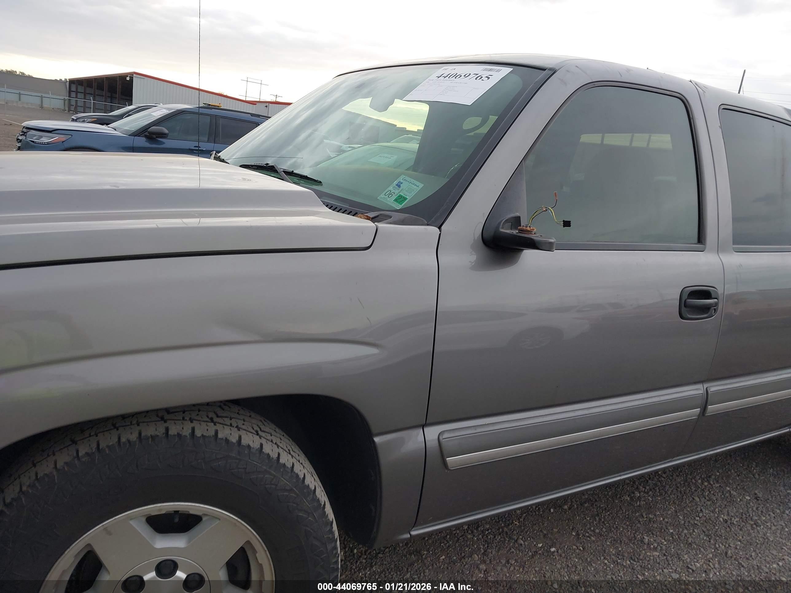 CHEVROLET SILVERADO image 6