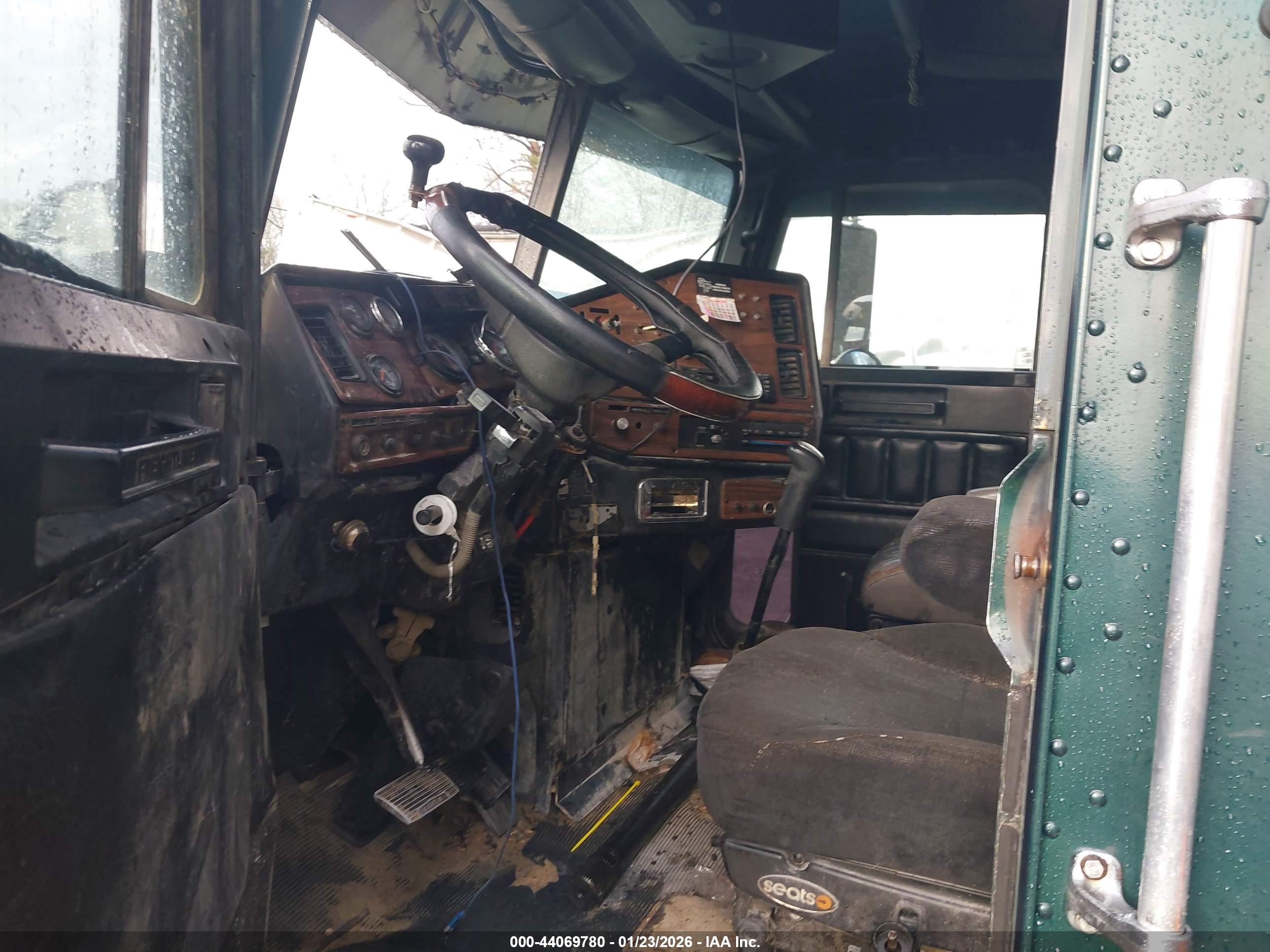 FREIGHTLINER CONVENTIONAL image 8