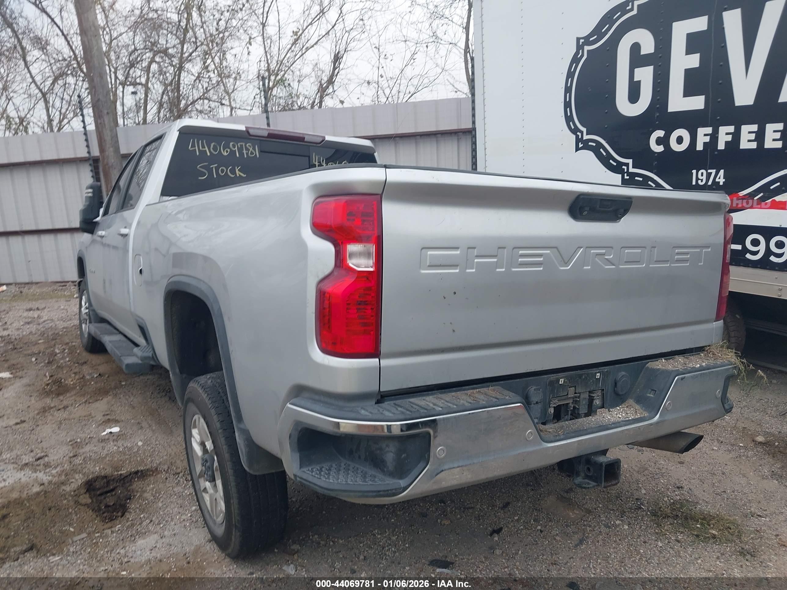 CHEVROLET SILVERADO image 3