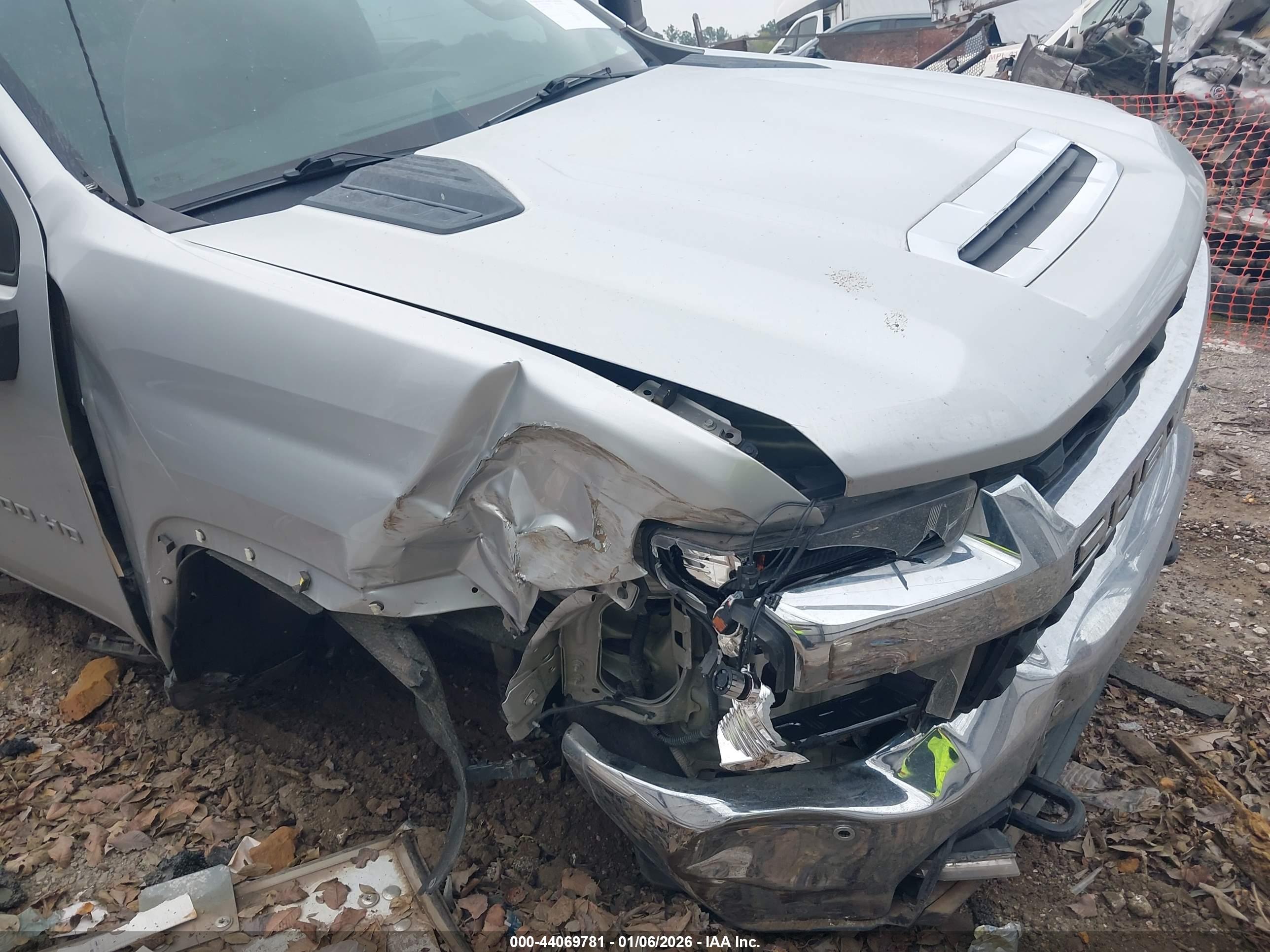 CHEVROLET SILVERADO image 6