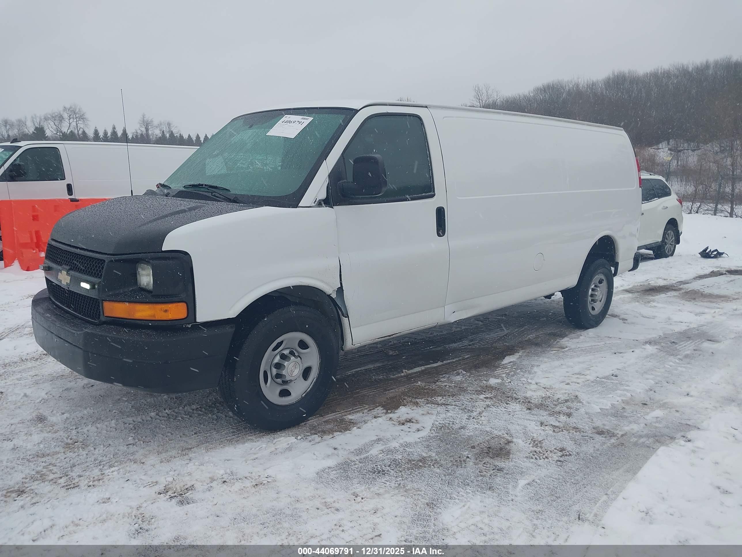 CHEVROLET EXPRESS image 2