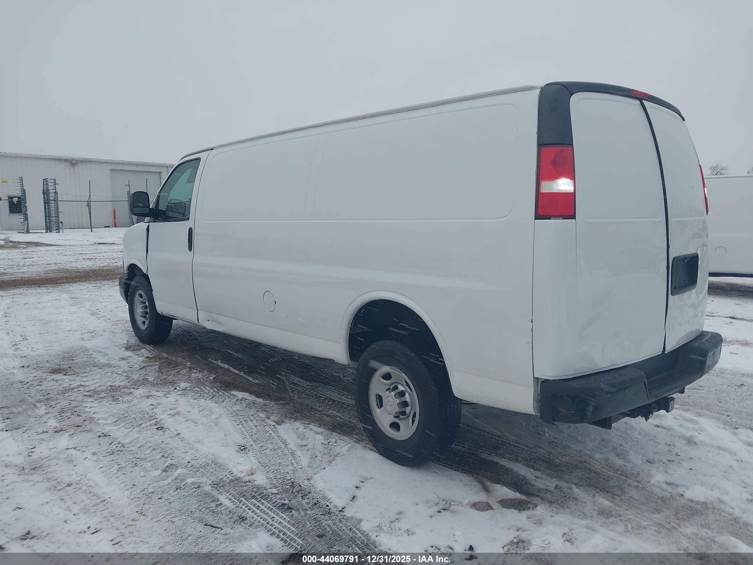 CHEVROLET EXPRESS image 3