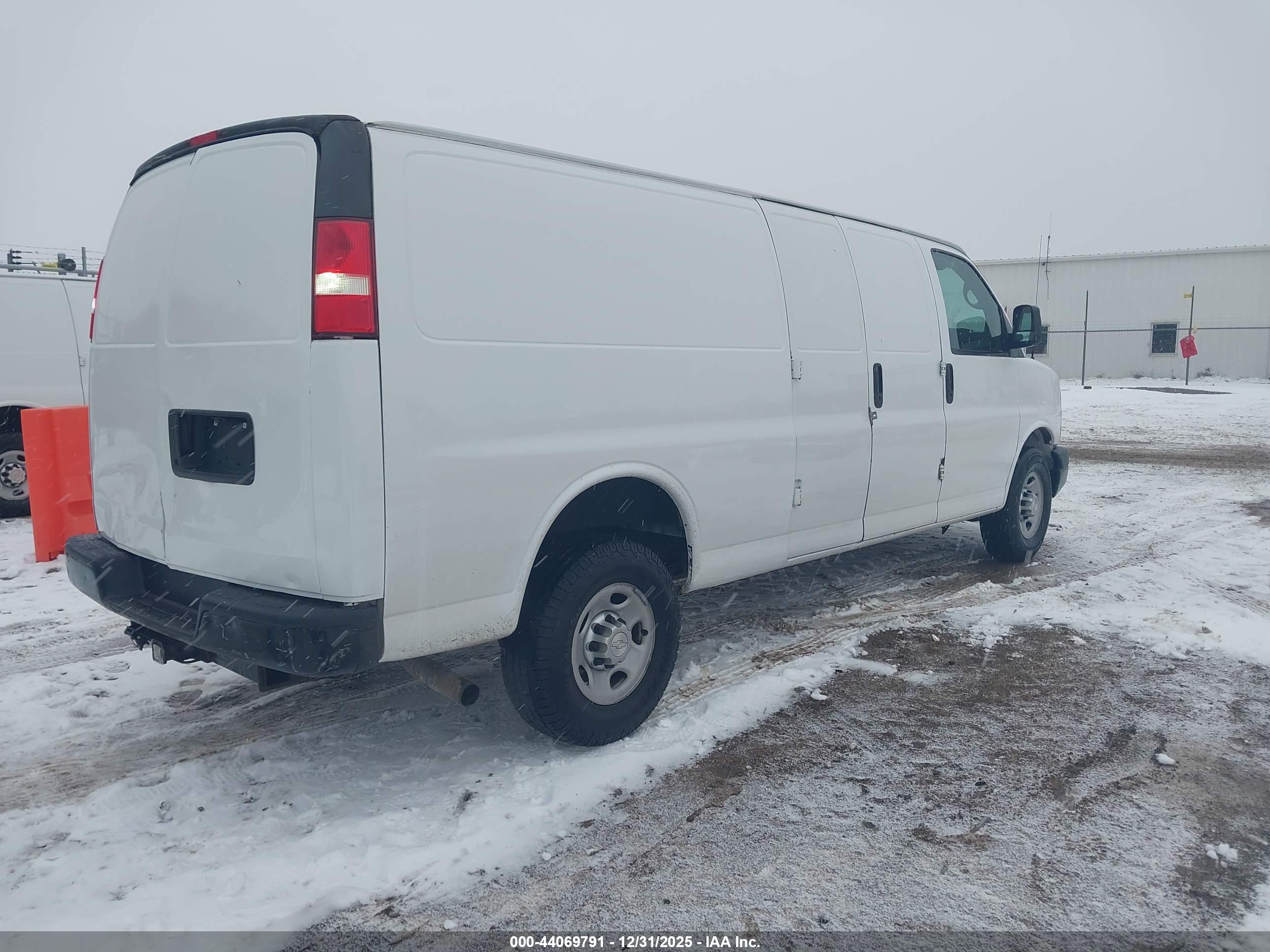 CHEVROLET EXPRESS image 4