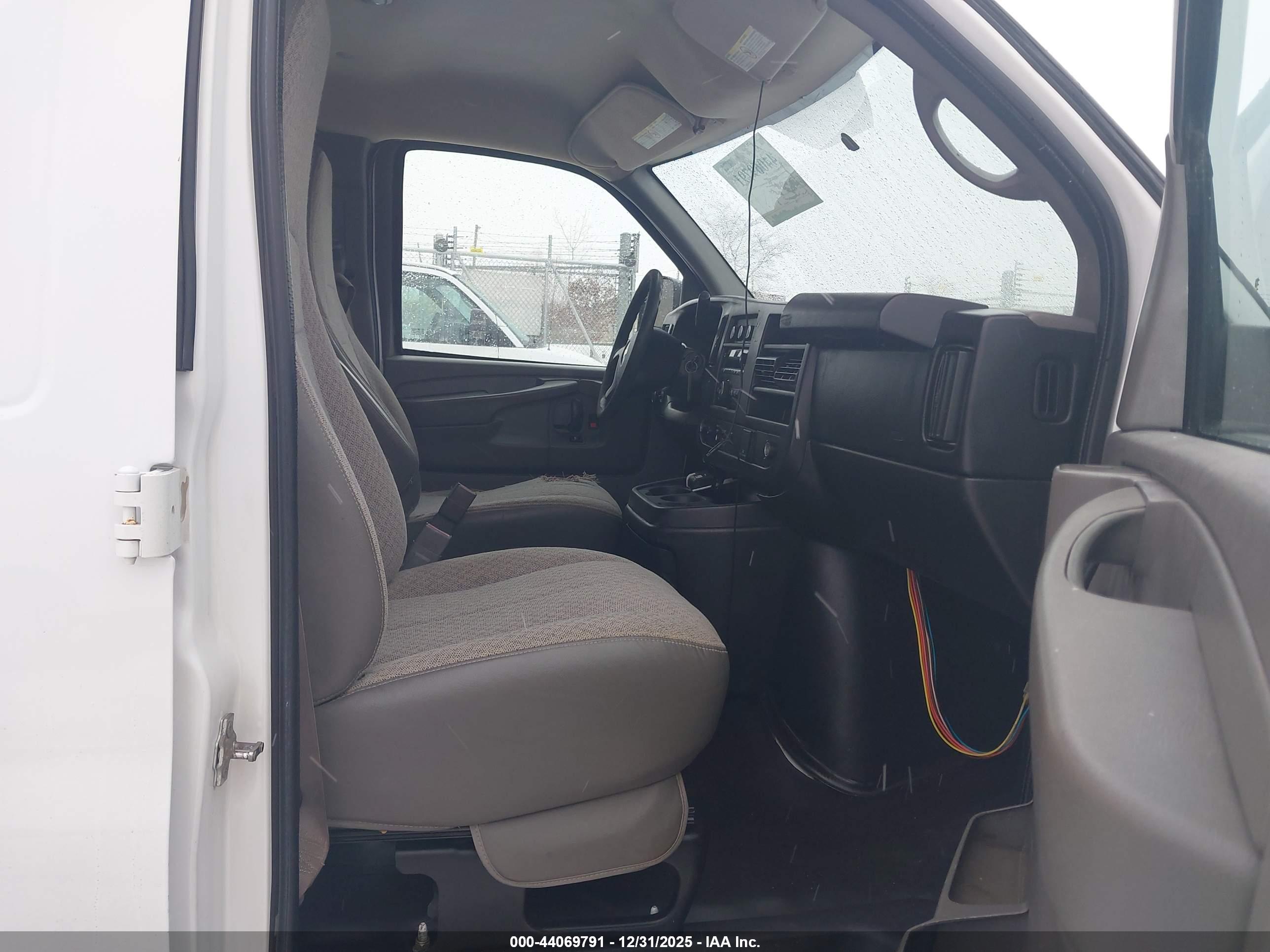 CHEVROLET EXPRESS image 5