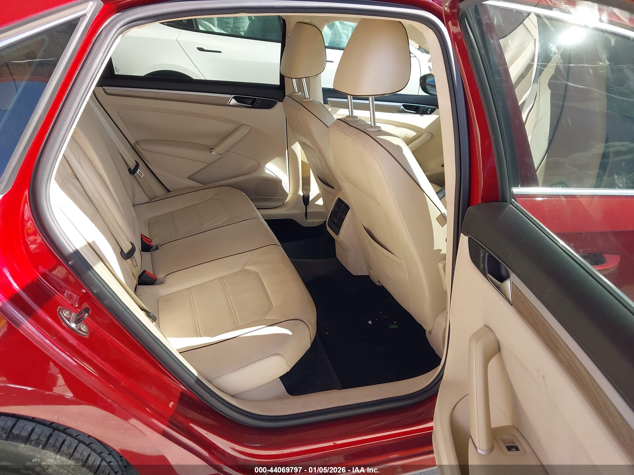 VOLKSWAGEN PASSAT image 8