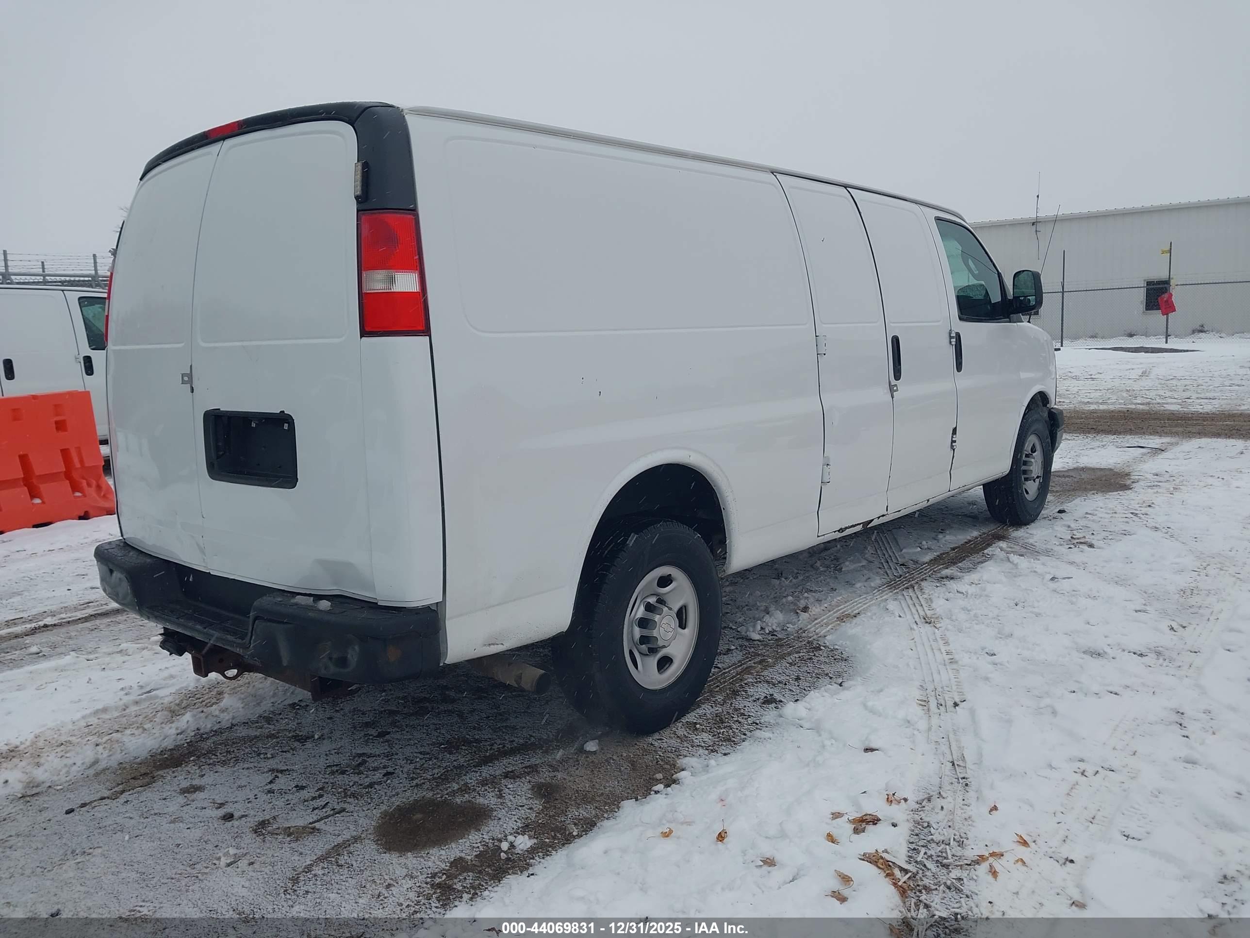 CHEVROLET EXPRESS image 4