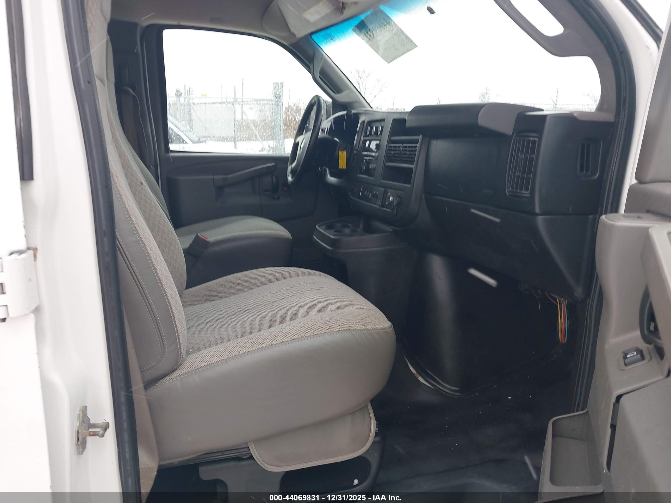 CHEVROLET EXPRESS image 5