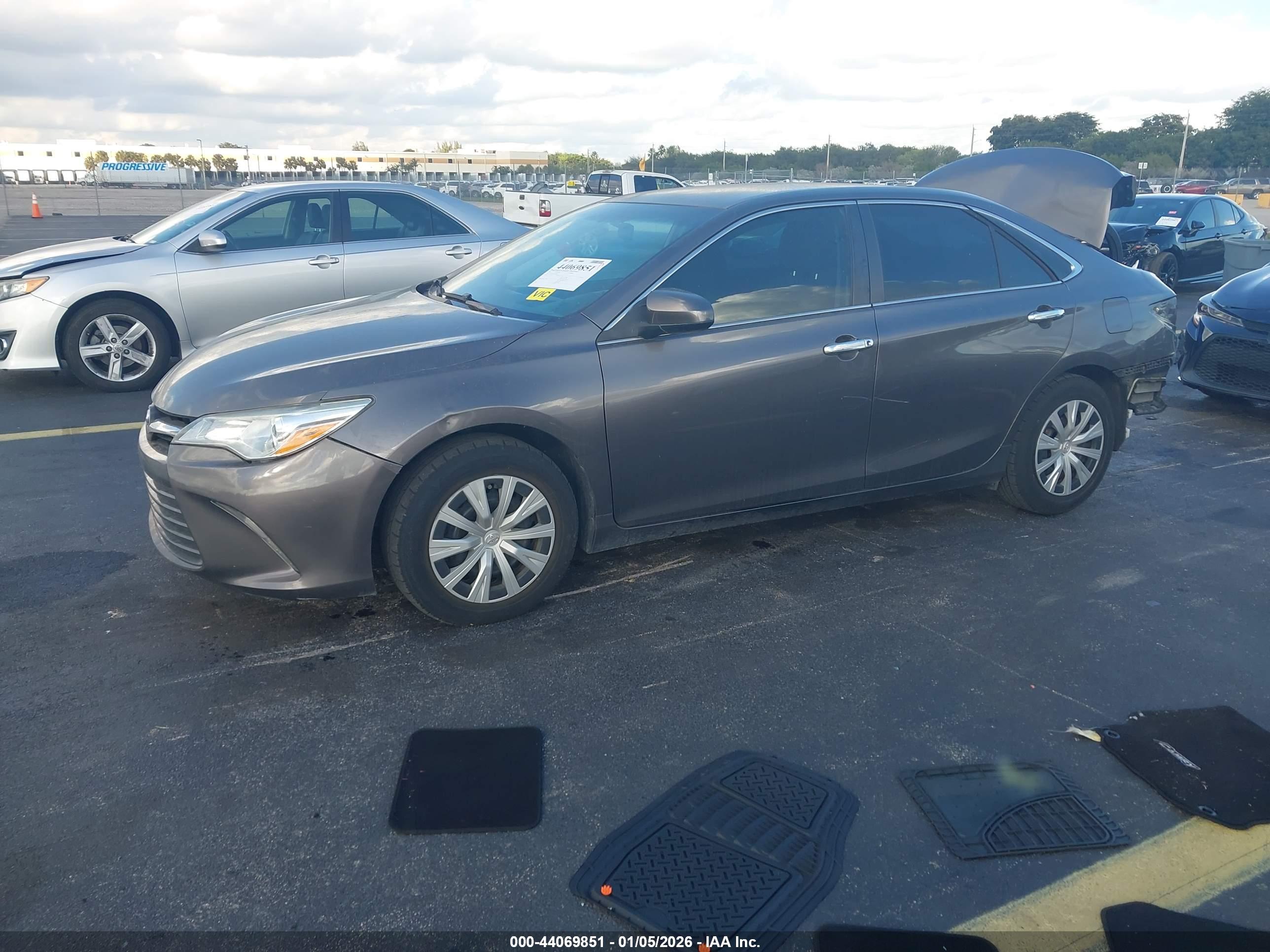 TOYOTA CAMRY image 2
