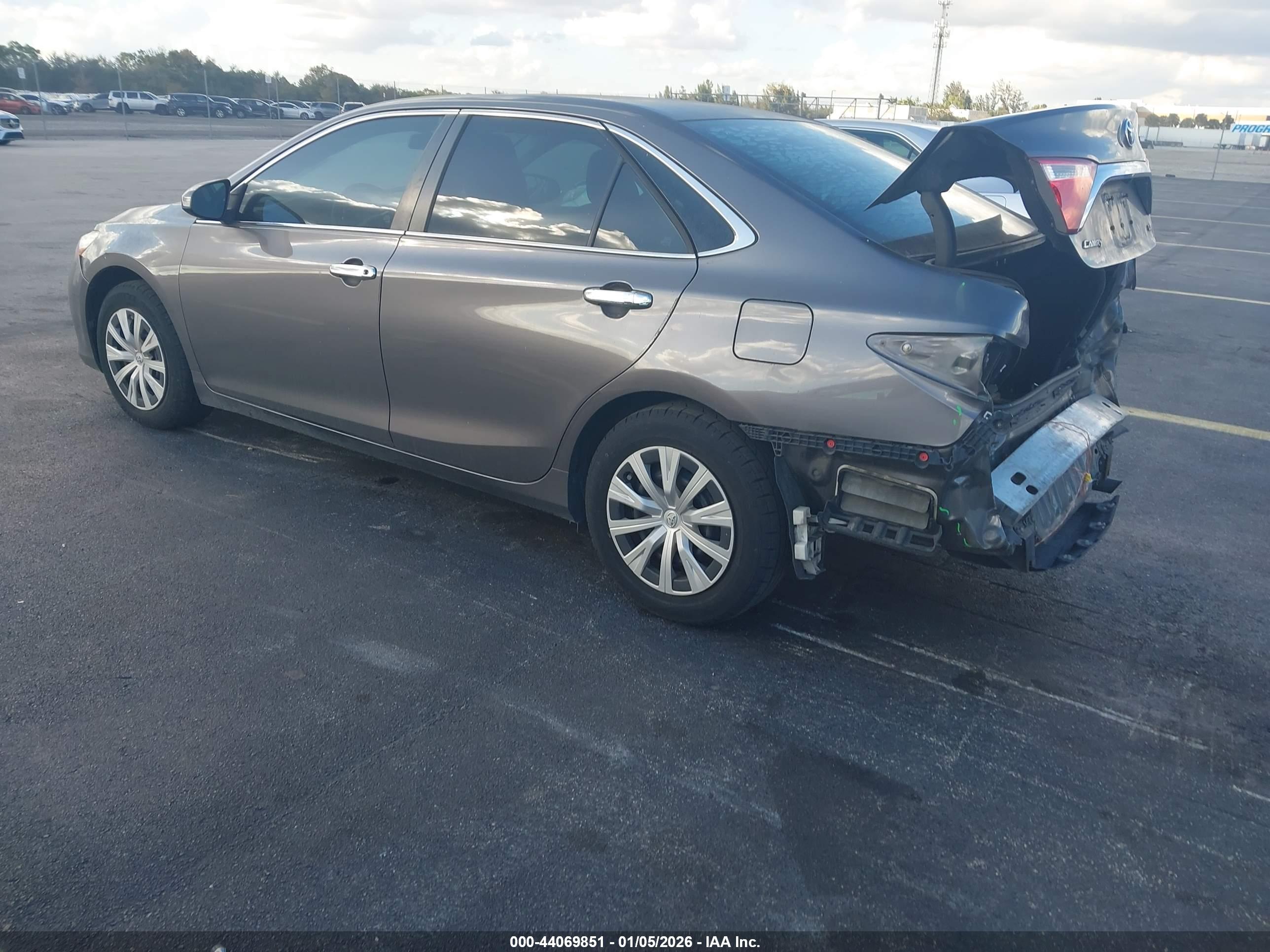 TOYOTA CAMRY image 3