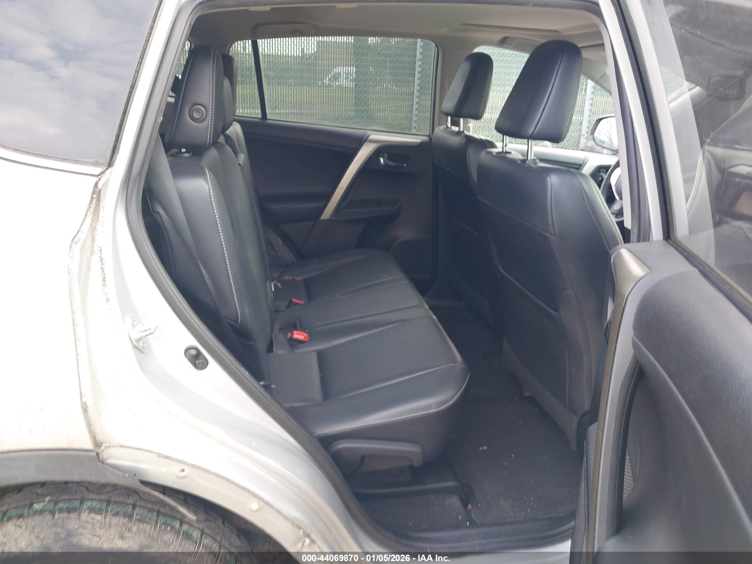 TOYOTA RAV4 image 8