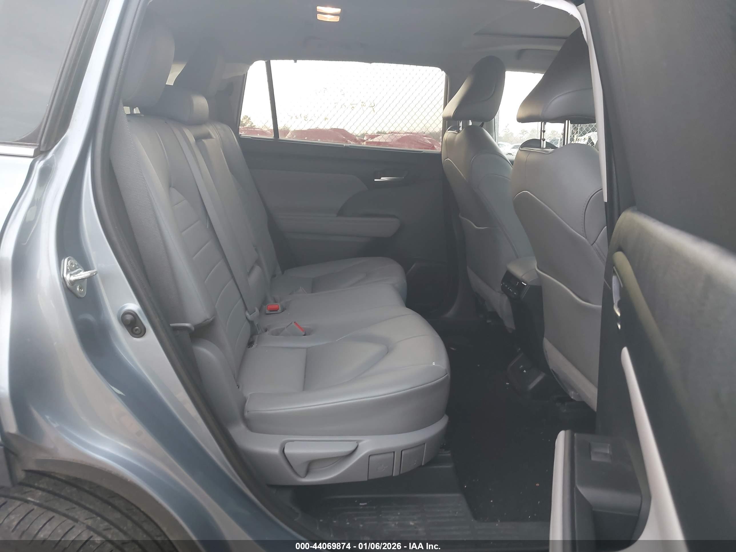 TOYOTA HIGHLANDER image 8