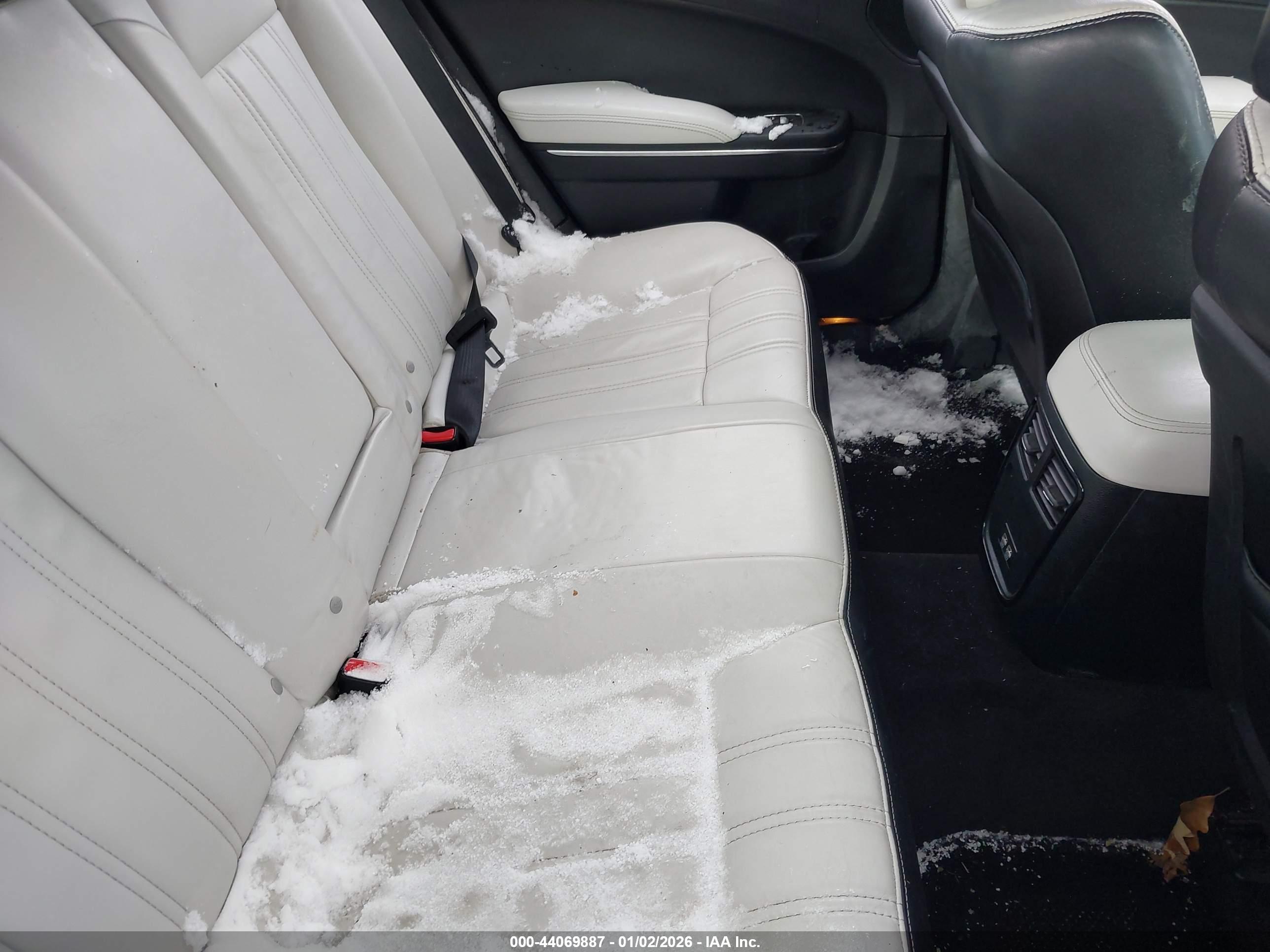 CHRYSLER 300 image 8