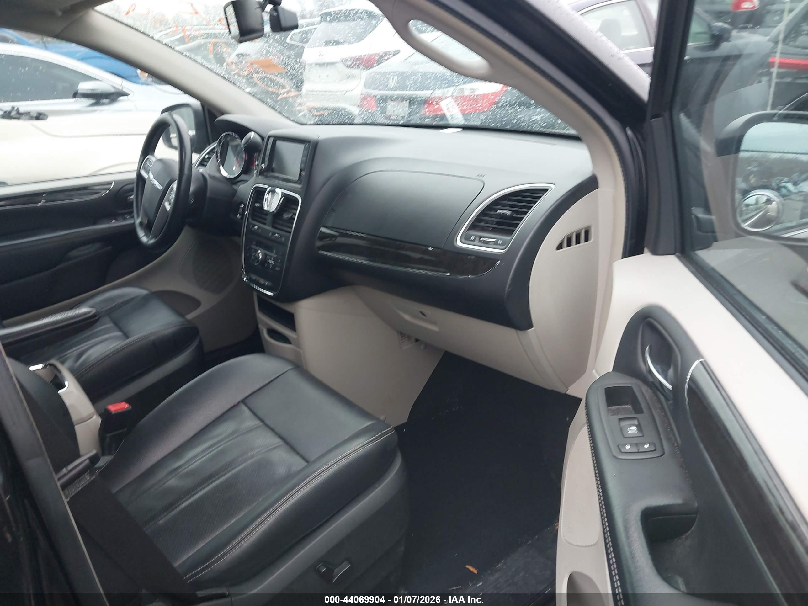 CHRYSLER TOWN image 5
