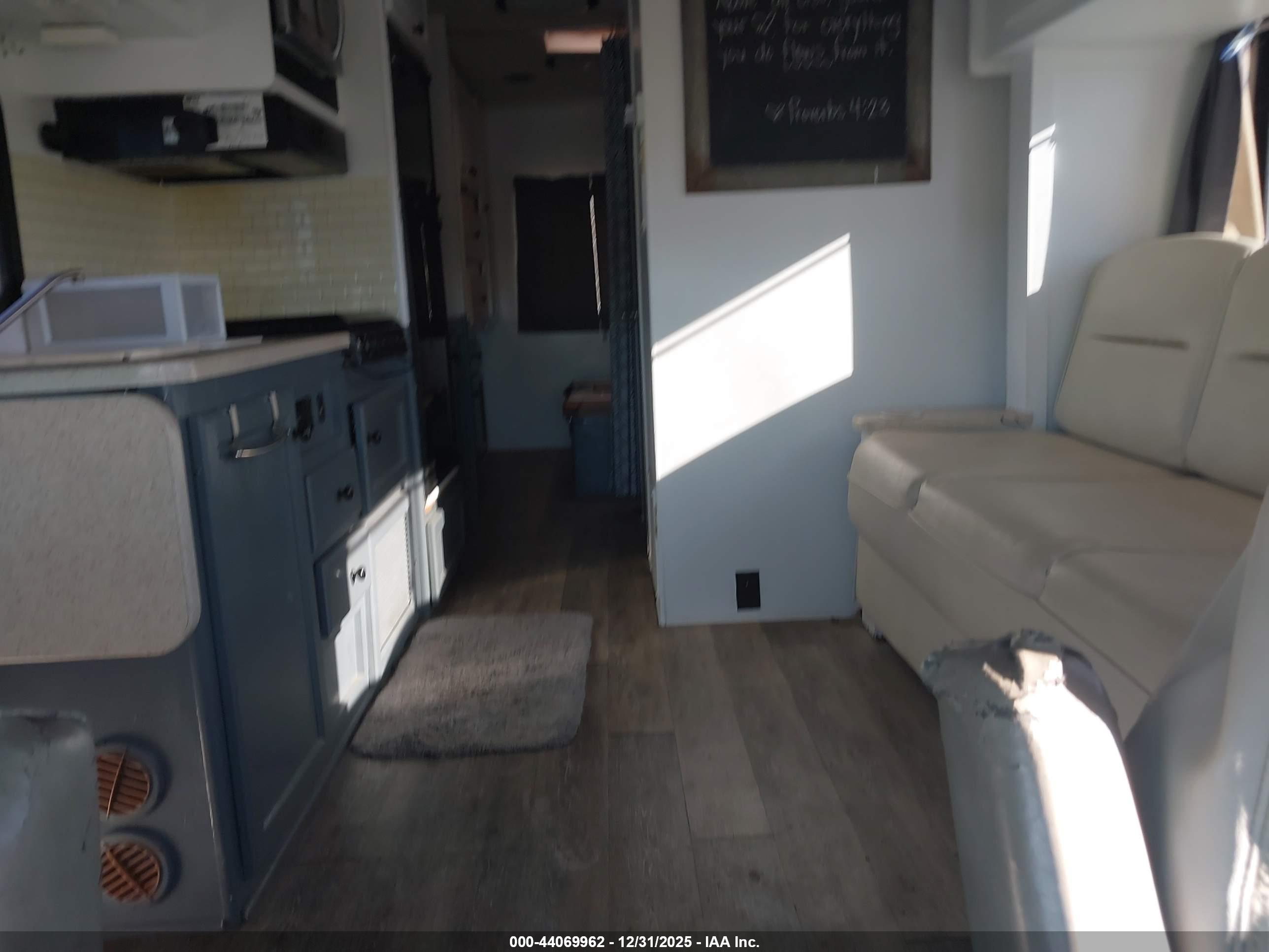FORD E-450 image 7