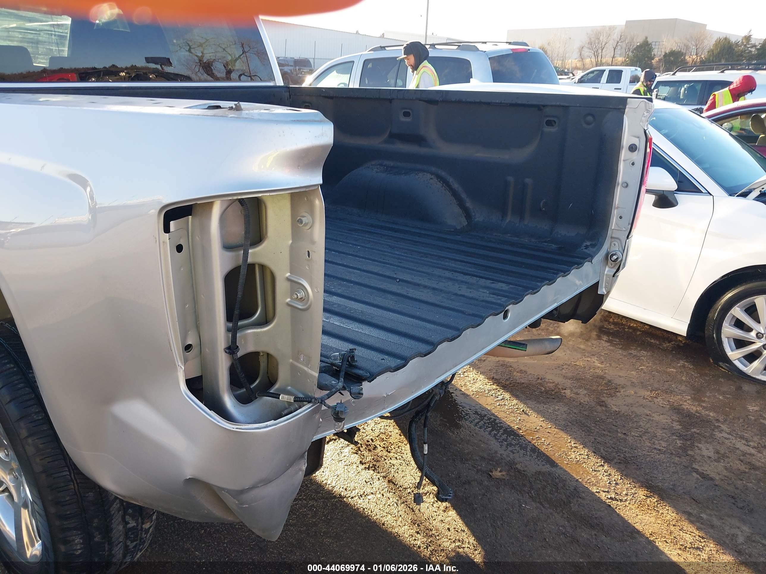 CHEVROLET SILVERADO image 6