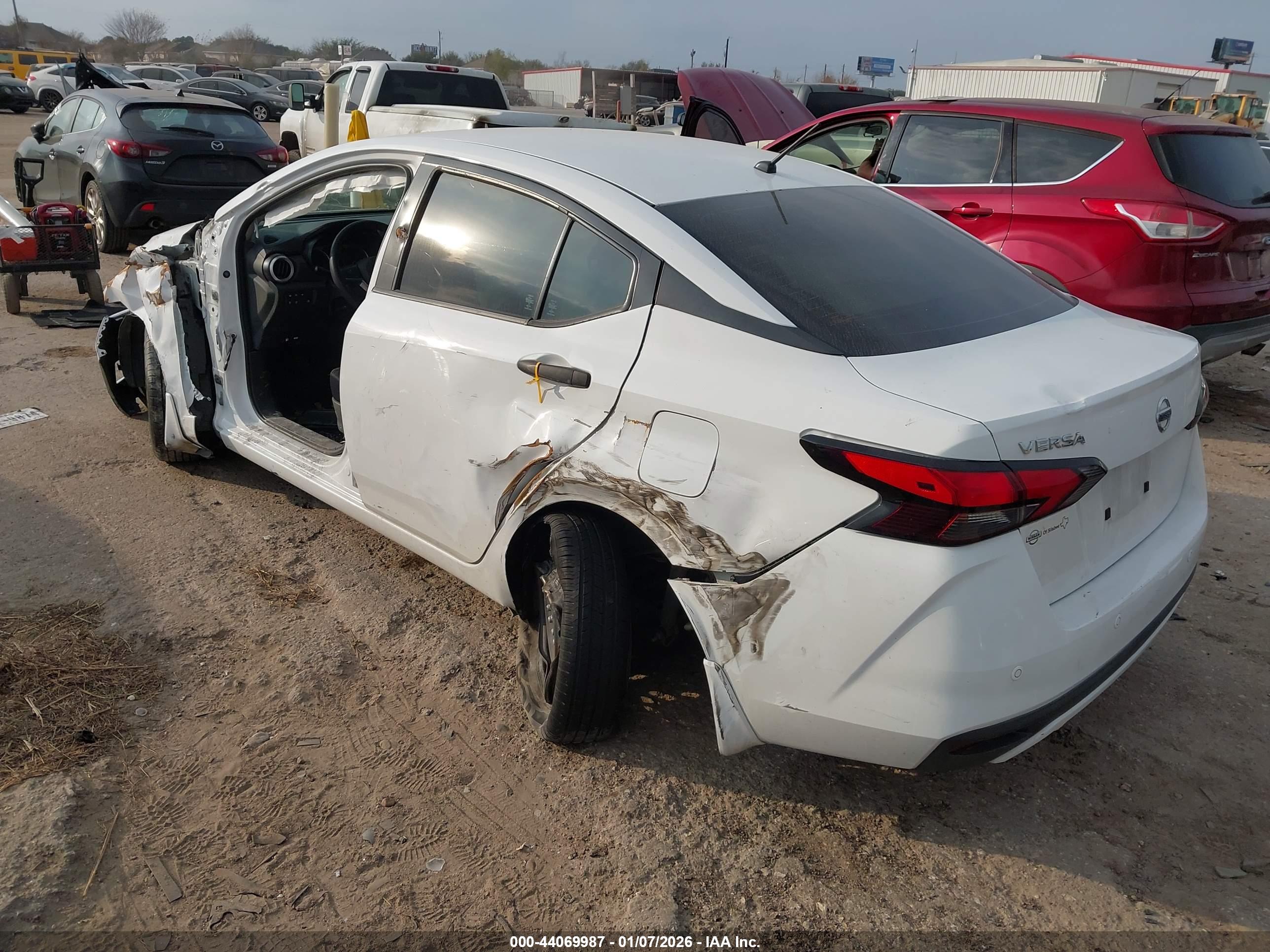 NISSAN VERSA image 3