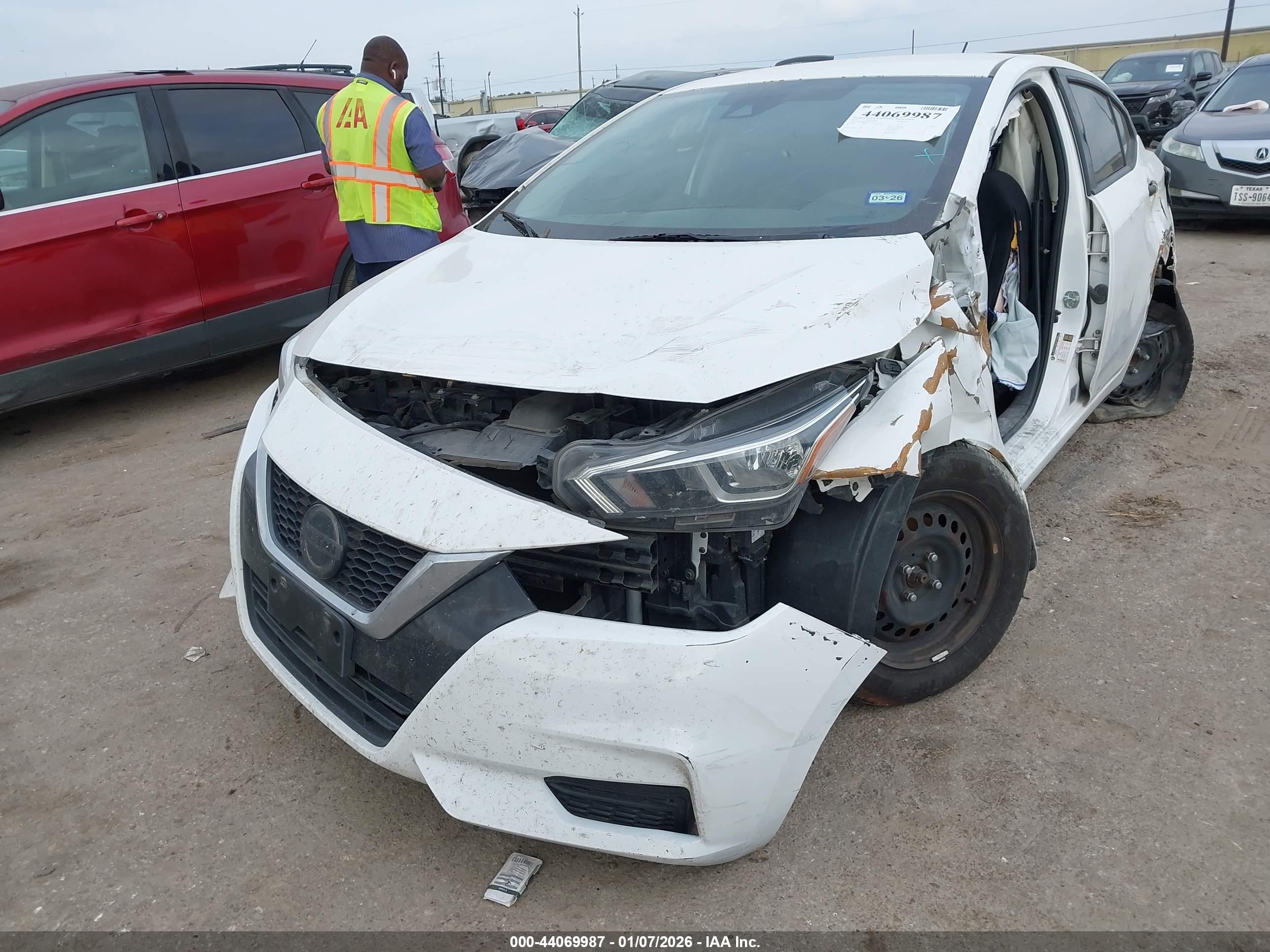 NISSAN VERSA image 6