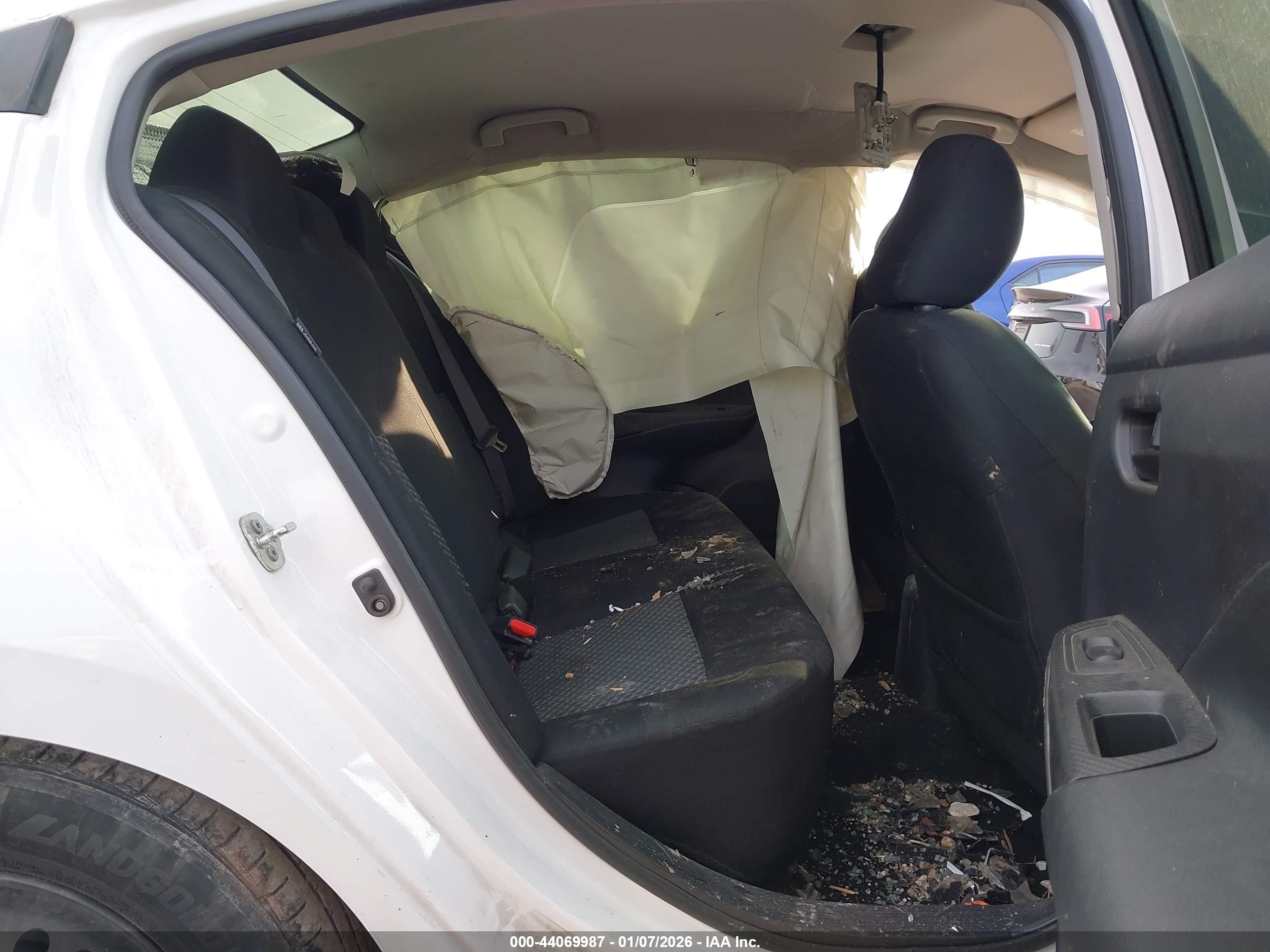 NISSAN VERSA image 8