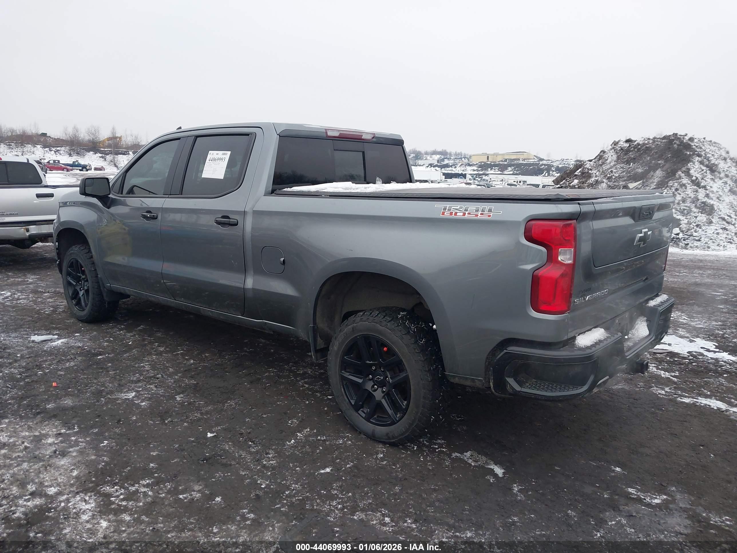 CHEVROLET SILVERADO image 3