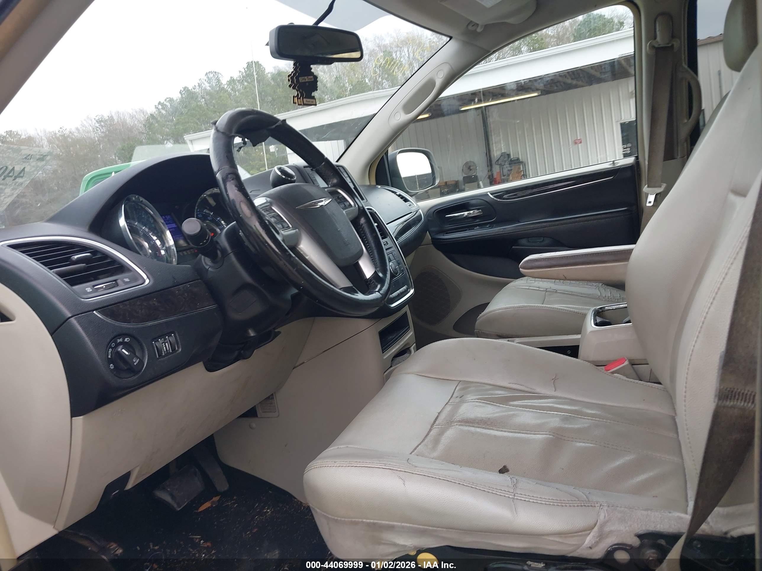 CHRYSLER TOWN image 5