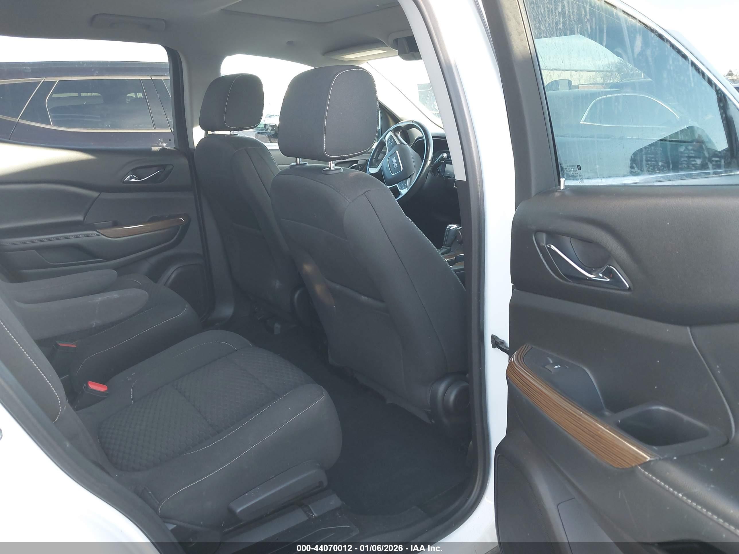 GMC ACADIA image 8