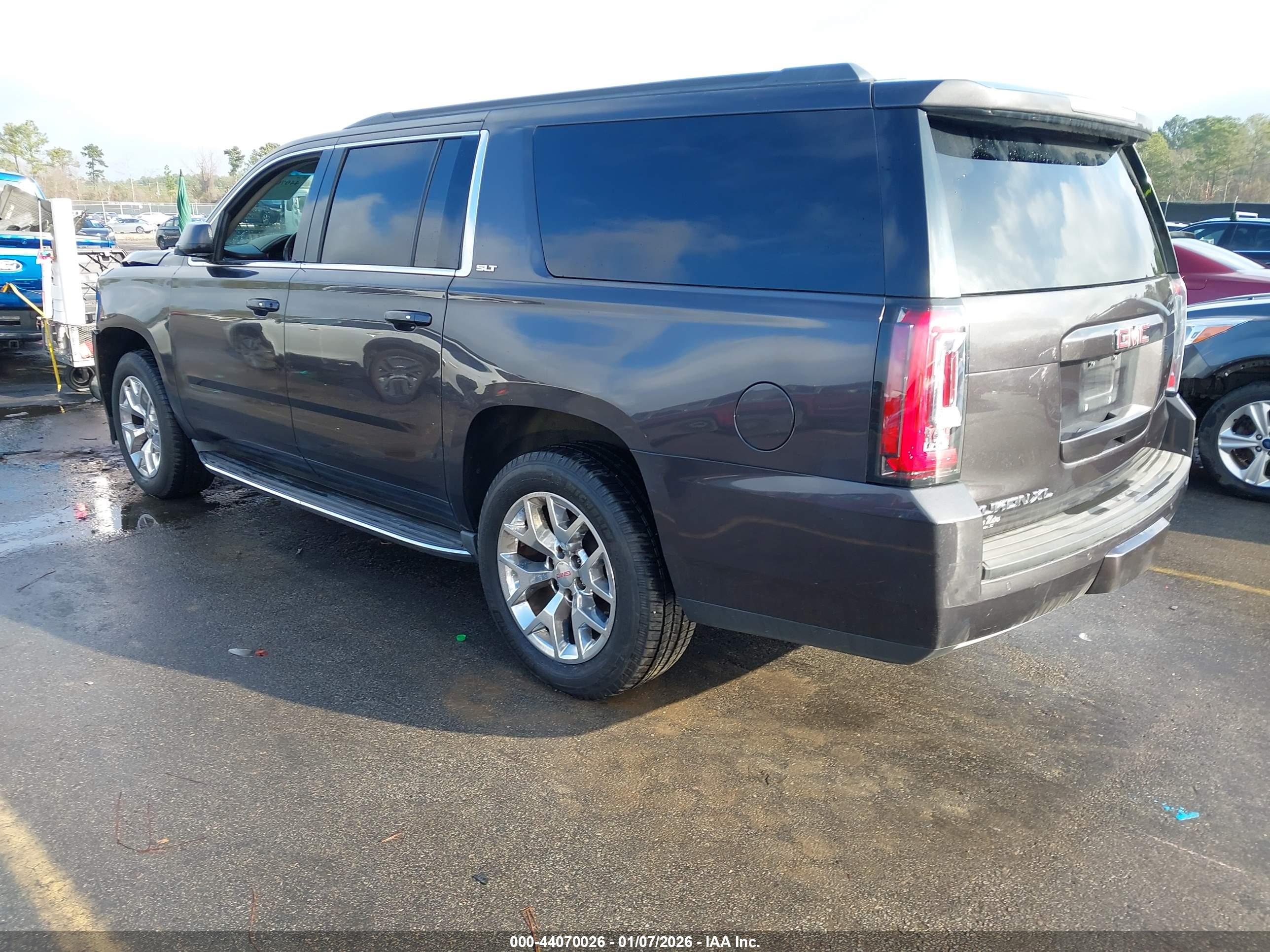 GMC YUKON image 3