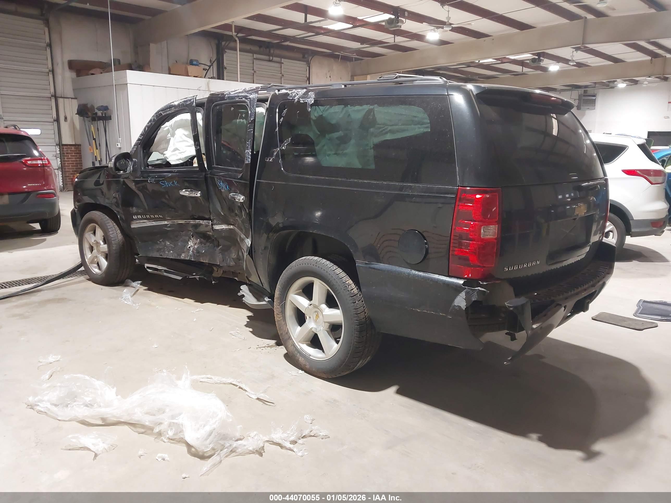 CHEVROLET SUBURBAN image 3