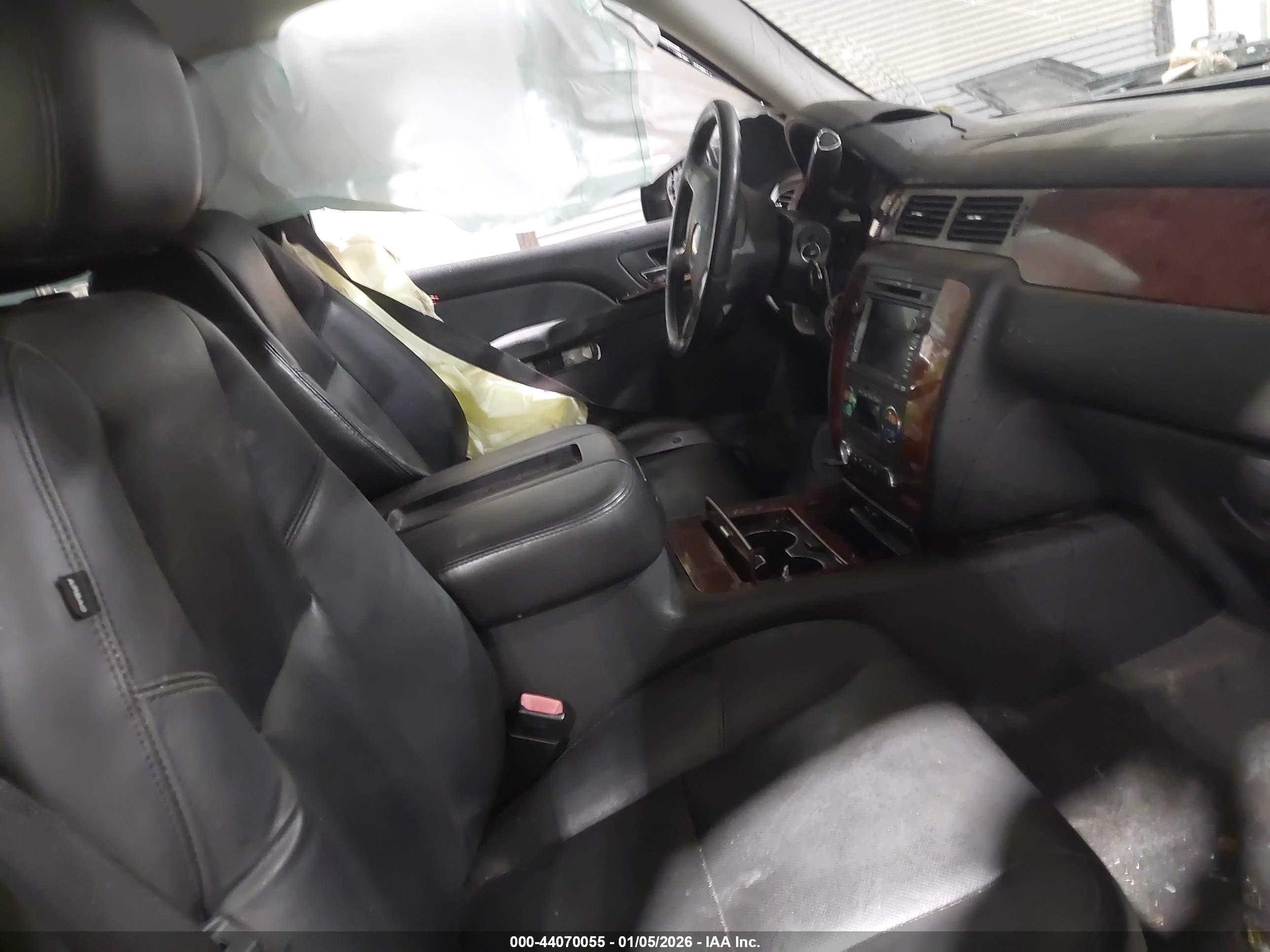 CHEVROLET SUBURBAN image 5