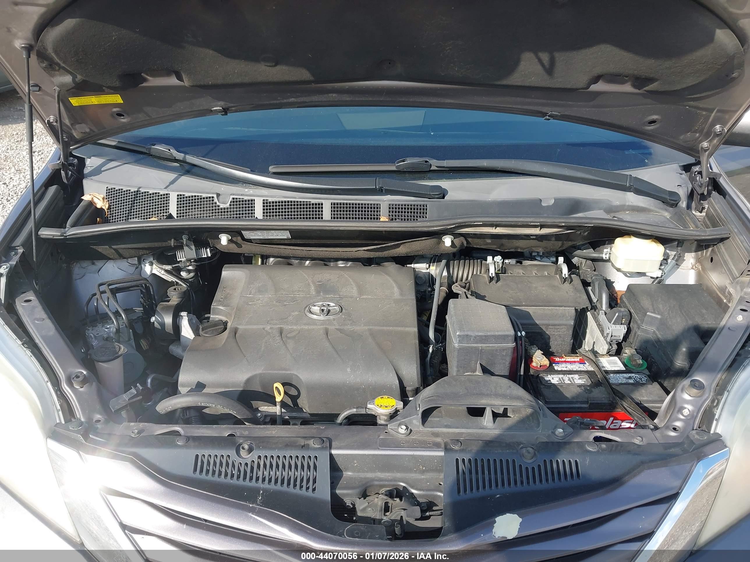 TOYOTA SIENNA image 10