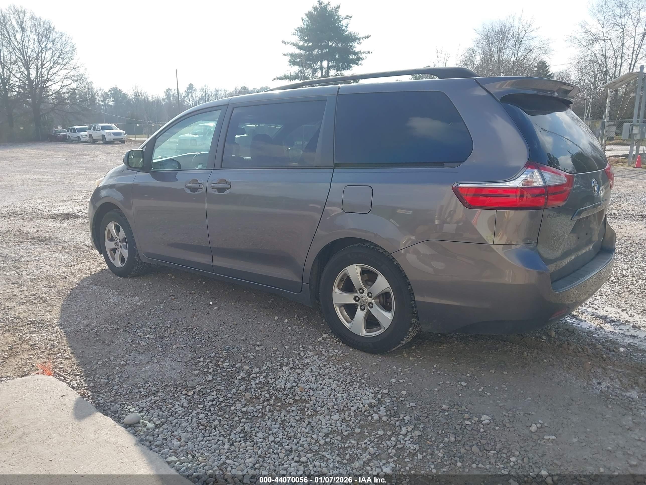 TOYOTA SIENNA image 3