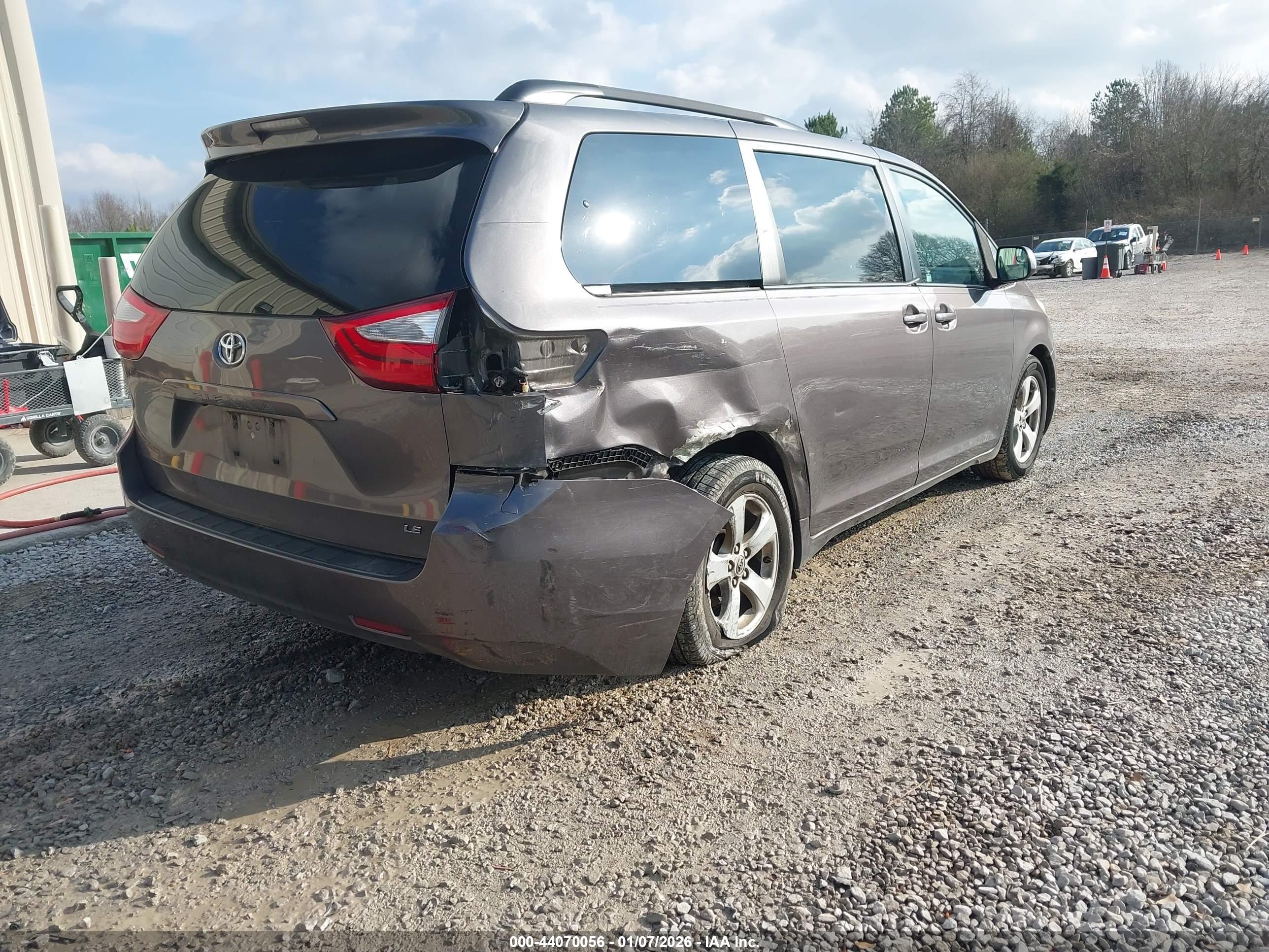 TOYOTA SIENNA image 4