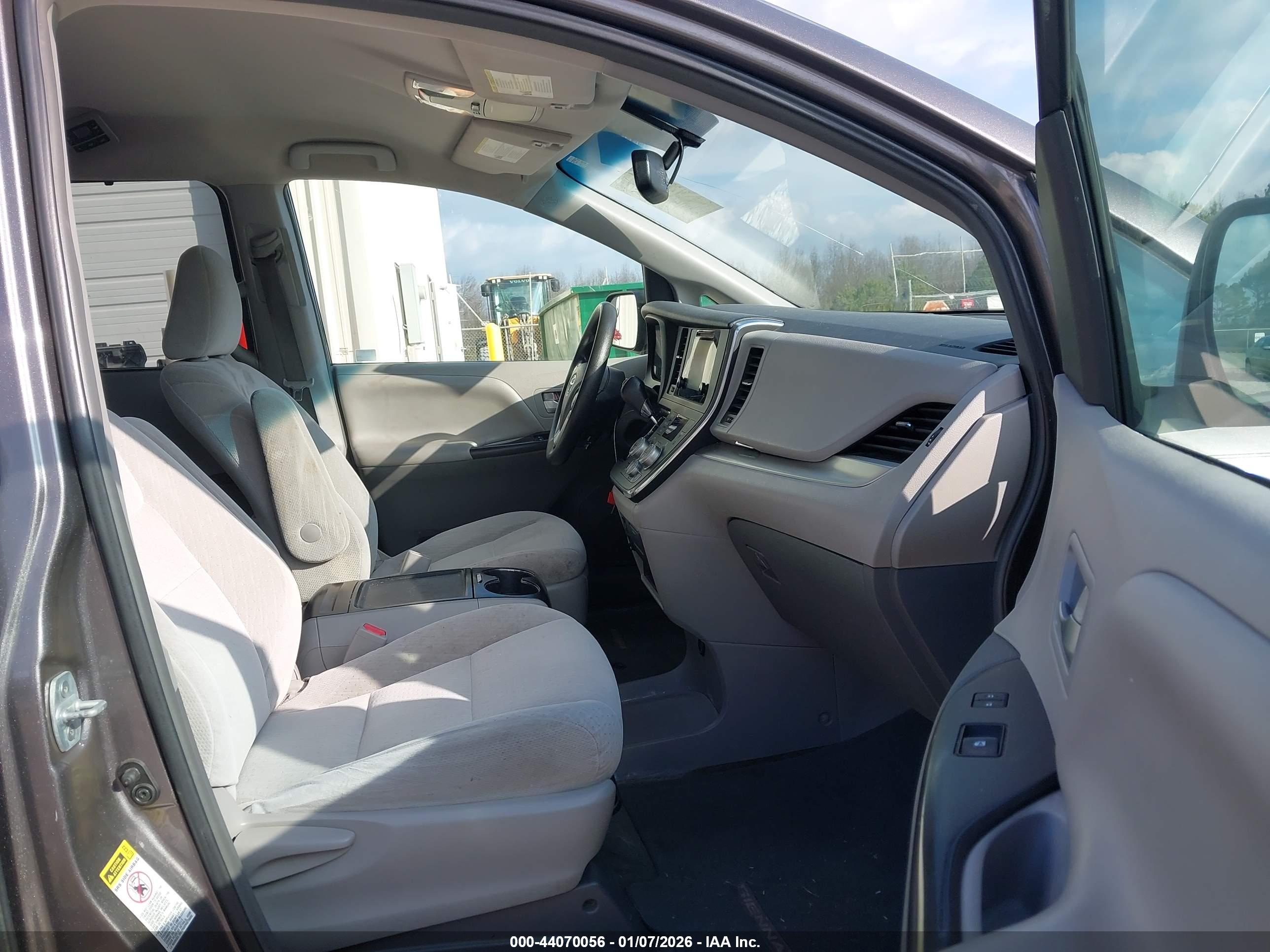 TOYOTA SIENNA image 5
