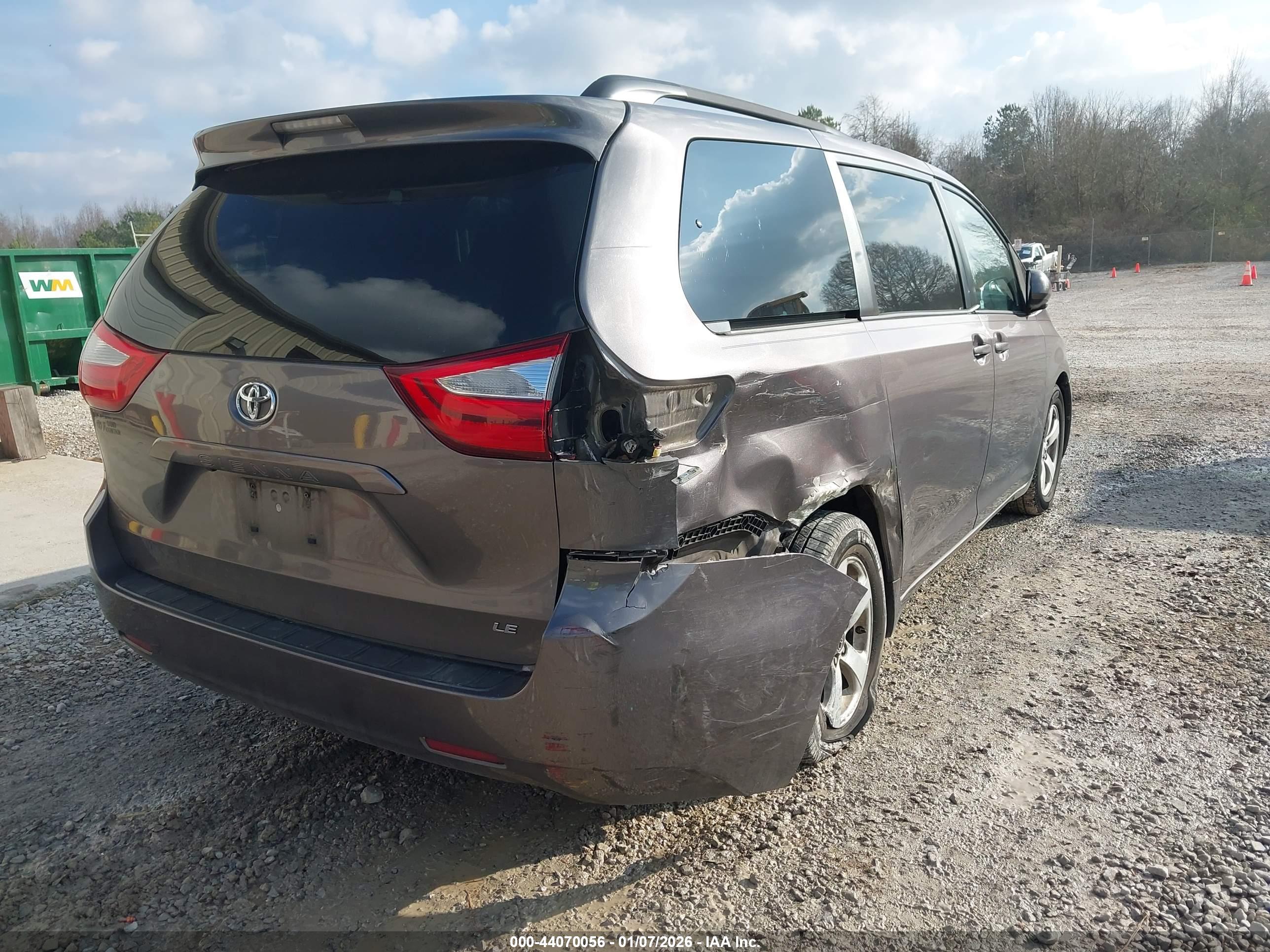 TOYOTA SIENNA image 6