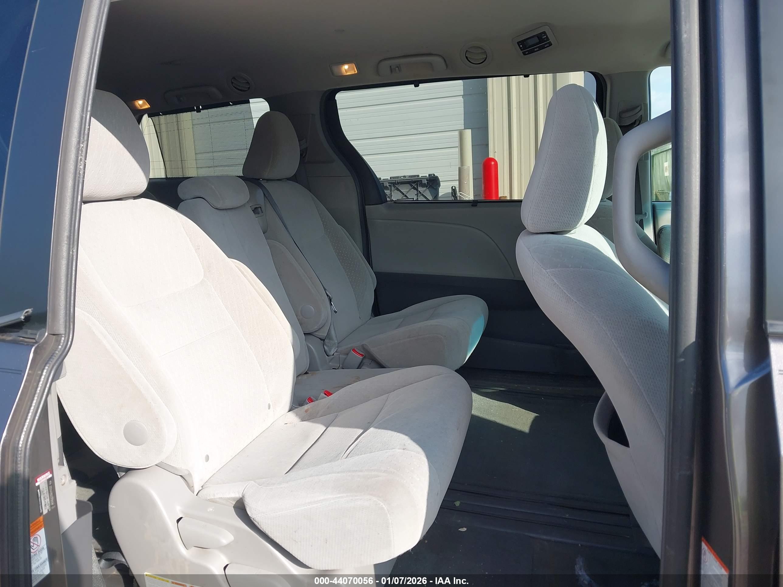 TOYOTA SIENNA image 8