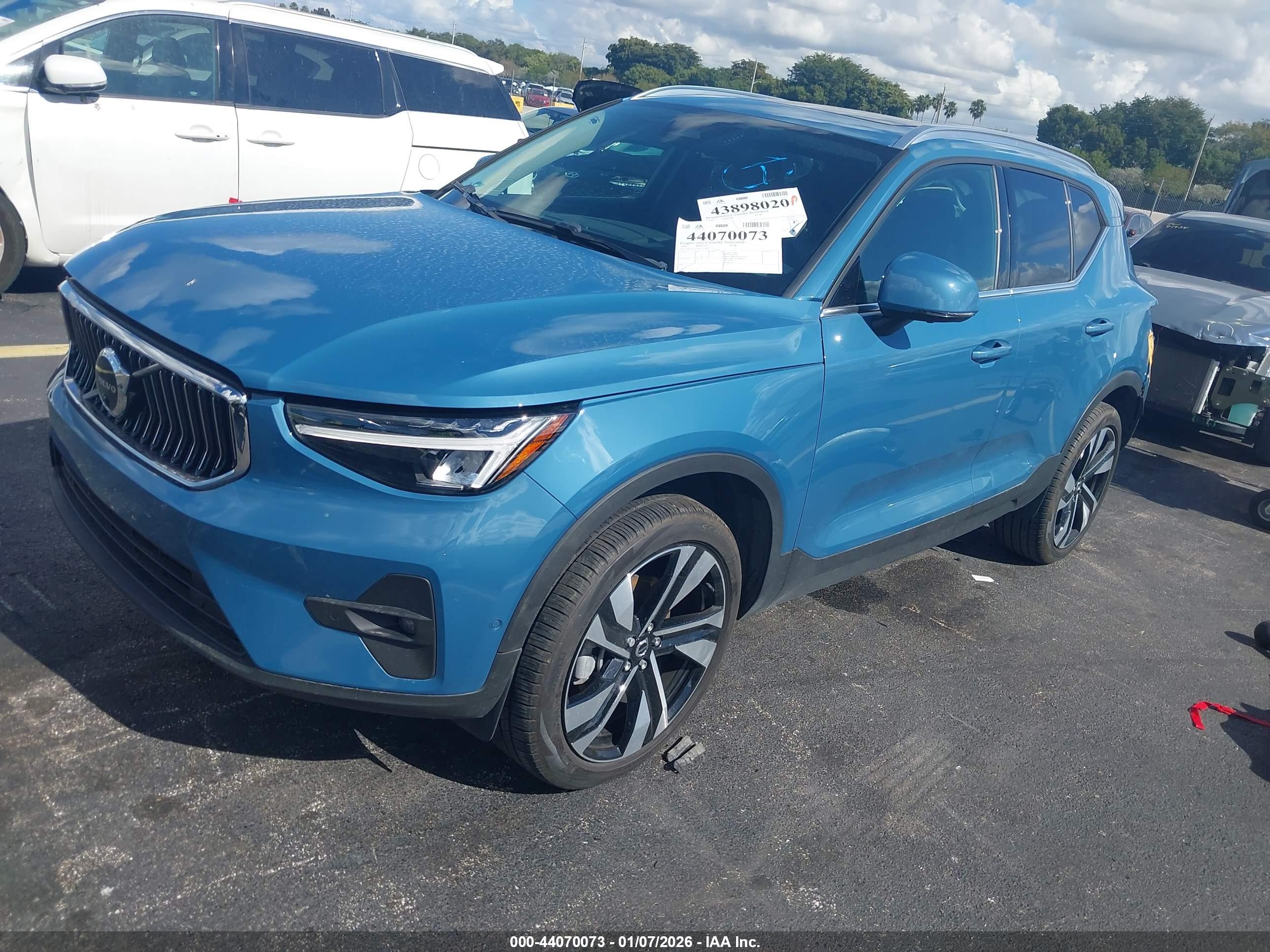 VOLVO XC40 image 2