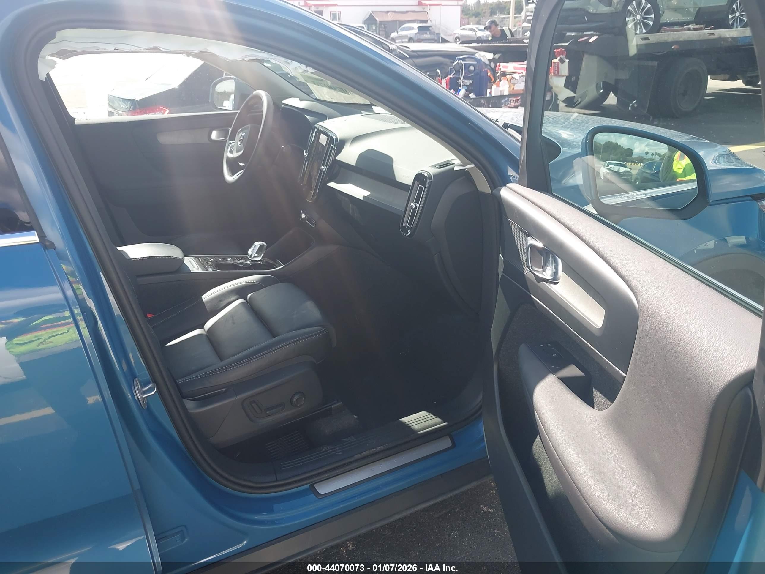VOLVO XC40 image 5