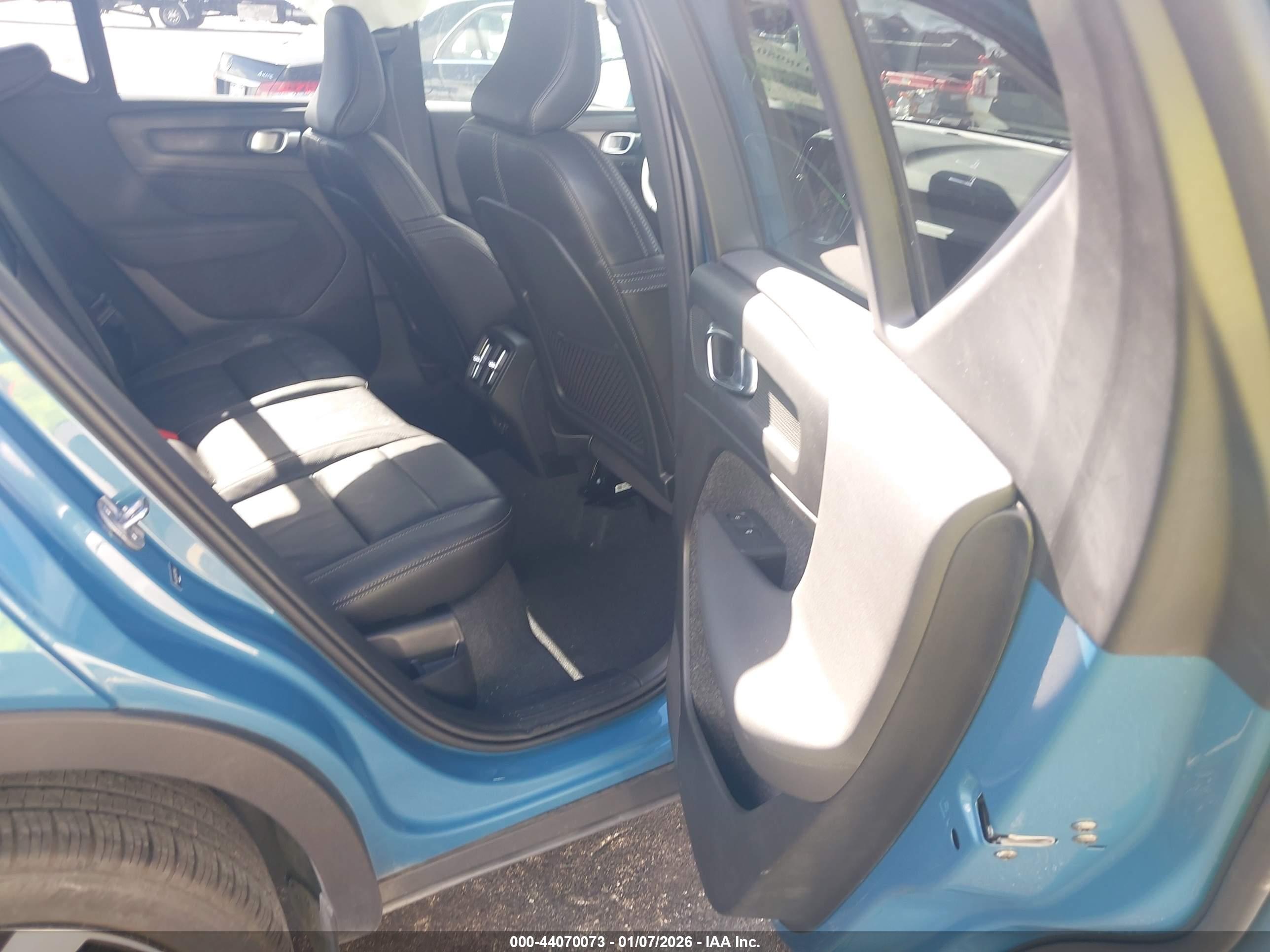 VOLVO XC40 image 8